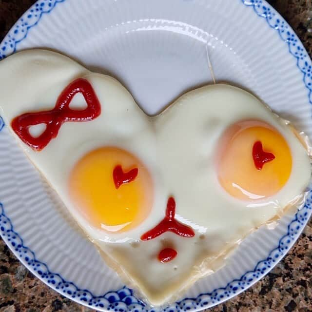 大地真央さんのインスタグラム写真 - (大地真央Instagram)「たまたま出来た目玉焼きにアート🍳 7弾目🤣 ・「あっ」と遅刻した男の子🙀 ケチャップ＆ソース（初登場❗） ・ちょっと怒って待ってる女の子👧（でも目はハート😻） ・パンク寸前の車🚗でデート💕‼ ・変な鳥に遭遇🐤 ・わからないさん2 😜（烏骨鶏ときすき平地飼い卵👀片目づつ） #目玉焼きオリジナルアート 🎨 #朝食 #目玉焼き #ノンオイル #ケチャップ #ソース #亜麻仁オイル #卵 🥚×2 #卵 🥚×1 #烏骨鶏 🥚 #きすき平地飼い卵 🥚 #大地真央 撮影 📱 #MAODAICHI」8月31日 16時47分 - daichimao_official