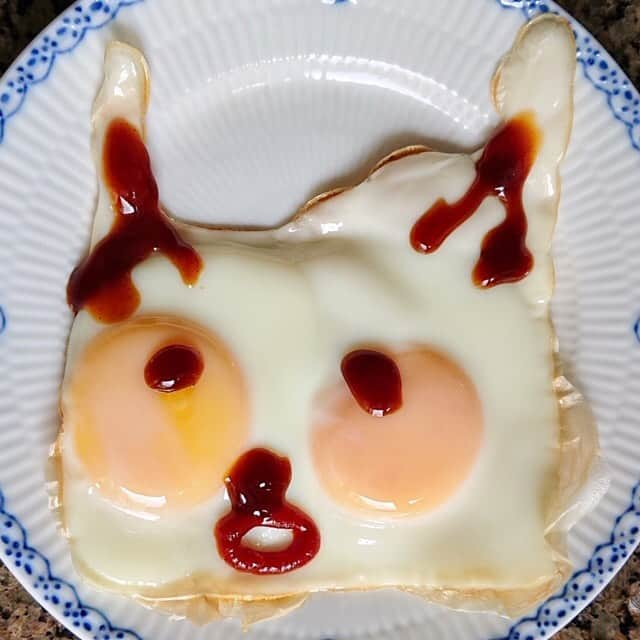 大地真央さんのインスタグラム写真 - (大地真央Instagram)「たまたま出来た目玉焼きにアート🍳 7弾目🤣 ・「あっ」と遅刻した男の子🙀 ケチャップ＆ソース（初登場❗） ・ちょっと怒って待ってる女の子👧（でも目はハート😻） ・パンク寸前の車🚗でデート💕‼ ・変な鳥に遭遇🐤 ・わからないさん2 😜（烏骨鶏ときすき平地飼い卵👀片目づつ） #目玉焼きオリジナルアート 🎨 #朝食 #目玉焼き #ノンオイル #ケチャップ #ソース #亜麻仁オイル #卵 🥚×2 #卵 🥚×1 #烏骨鶏 🥚 #きすき平地飼い卵 🥚 #大地真央 撮影 📱 #MAODAICHI」8月31日 16時47分 - daichimao_official