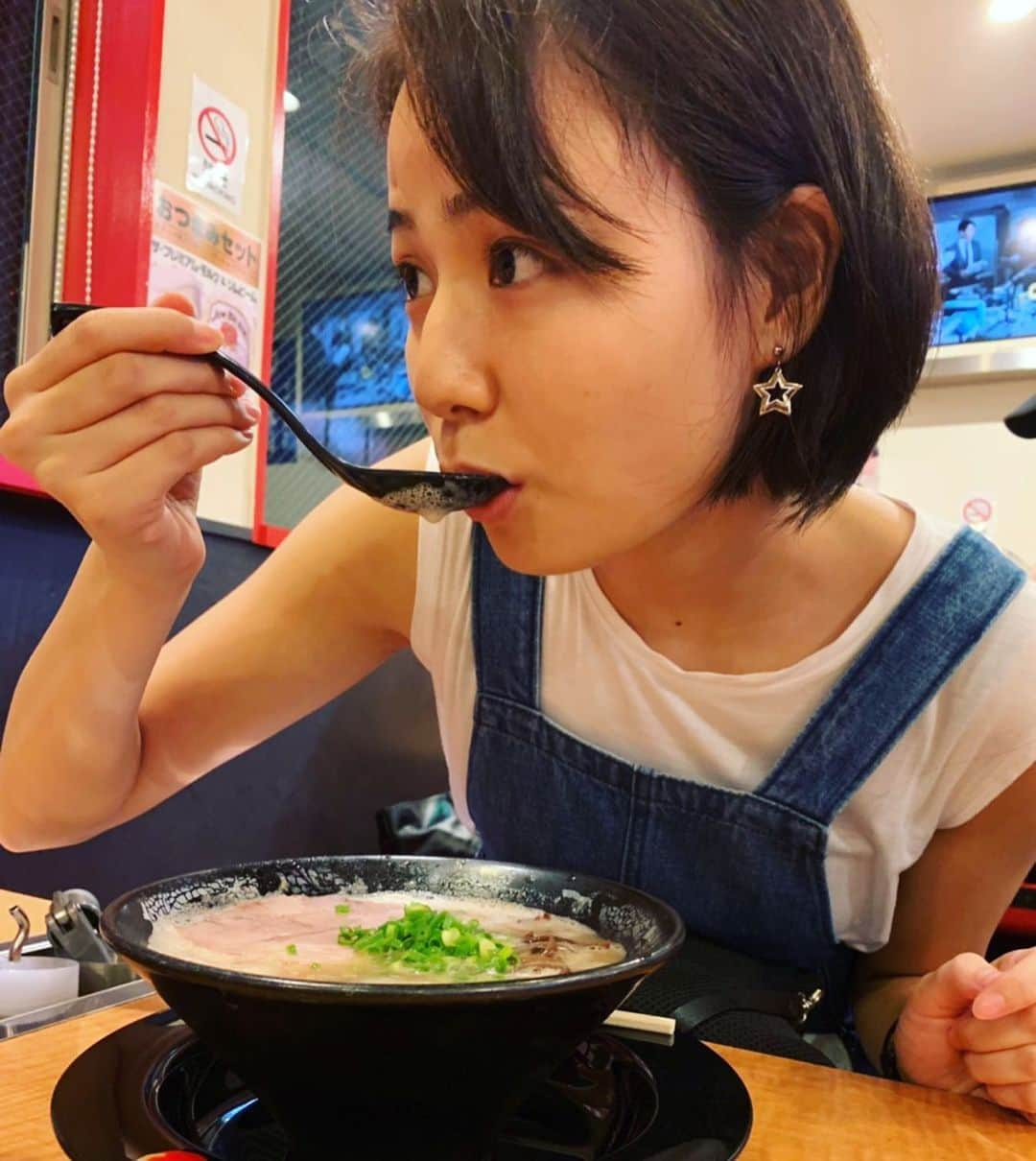 新谷あやかさんのインスタグラム写真 - (新谷あやかInstagram)「泡系ラーメン「一幸舎」にて。 ・ ・  This is the most famous food in Fukuoka which called "Ramen". Please visit 『Ikkosha』 .  #新谷あやか #しんやあやか  #shinyaayaka  #actress #女優 #Englishteacher  #英語の先生 #ふるさと #故郷 #福岡#福岡出身 #fukuoka  #福岡好き #福岡グルメ  #ラーメン #おすすめラーメン屋 #福岡ラーメン#一幸舎  #泡系ラーメン #japanesefood #japaneseramen  #japanesegirl  #japaneseculture」8月31日 16時56分 - shinya.ayaka