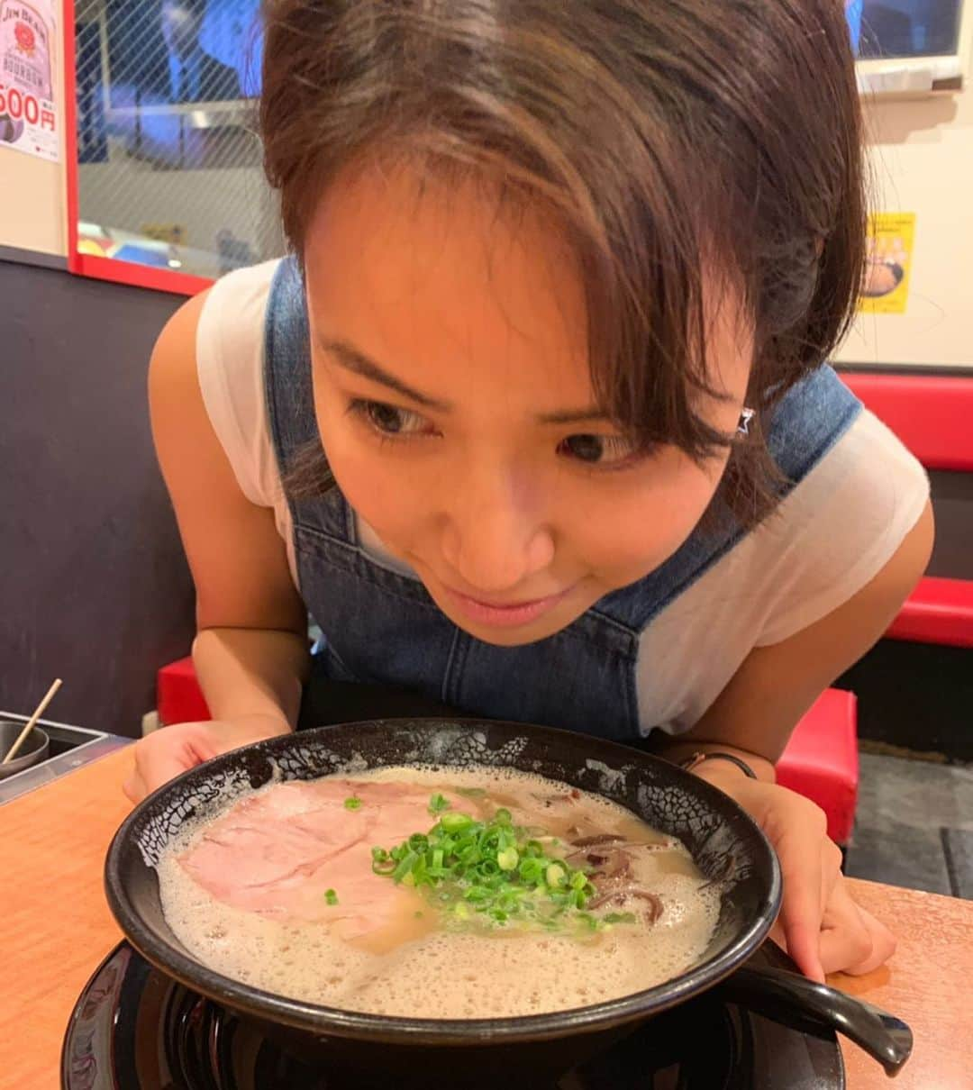 新谷あやかさんのインスタグラム写真 - (新谷あやかInstagram)「泡系ラーメン「一幸舎」にて。 ・ ・  This is the most famous food in Fukuoka which called "Ramen". Please visit 『Ikkosha』 .  #新谷あやか #しんやあやか  #shinyaayaka  #actress #女優 #Englishteacher  #英語の先生 #ふるさと #故郷 #福岡#福岡出身 #fukuoka  #福岡好き #福岡グルメ  #ラーメン #おすすめラーメン屋 #福岡ラーメン#一幸舎  #泡系ラーメン #japanesefood #japaneseramen  #japanesegirl  #japaneseculture」8月31日 16時56分 - shinya.ayaka