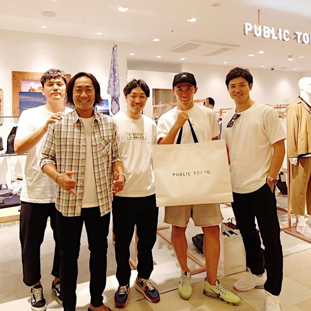 谷正人のインスタグラム：「朝からたくさんのお客様がいらして、石川直宏 @sgss.18 × PUBICTOKYO @public_tokyo は大盛況！ モリゲ @masatomorishige だけでなく、名古屋からまさかの助っ人 @kosuke_ota_official も現れ、みんな魂はつながっていますね！ #publictokyo #石川直宏 #森重真人 #太田宏介 #footballartist」