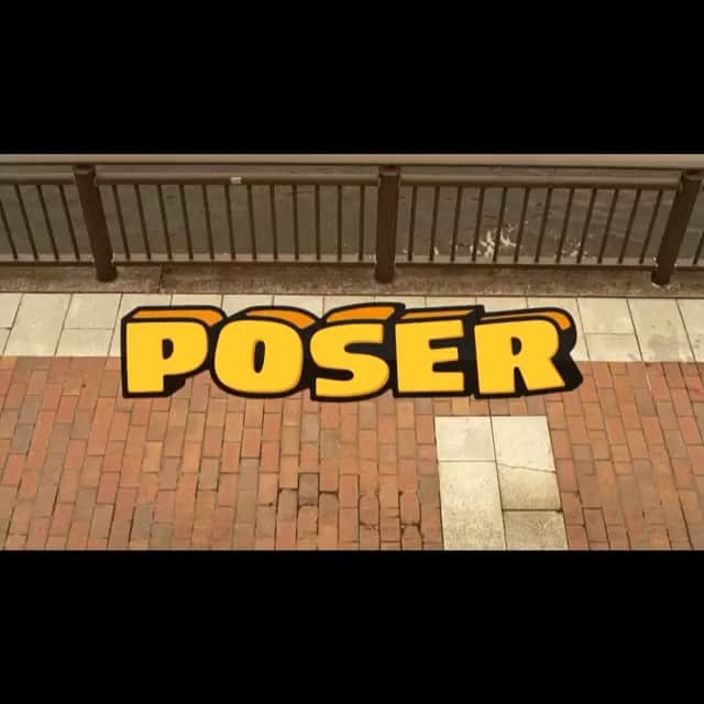 BAYFLOW 新宿店のインスタグラム：「✴︎ 【NEW ARRIVAL】 ✴︎ POSER BY B.B.B.SKATEBOARD debut! ✴︎ BAYFLOWのインブランドとして誕生した「POSER」🌈✨ アメリカ西海岸の心地良い空気が流れる海沿いの、街のローカルスケーターをテーマにした ゆるくユーモアのあるグラフィックを 中心としたコレクション⛵️ 秋冬はストリート感溢れるロンT、コーチジャケットなどのアイテムを展開します🍁🍁 ✴︎ BAYFLOWの全店で展開中🤙🏽 ✴︎ それではお客様のご来店をスタッフ一同心よりお待ちしております🏄‍♂️🏄‍♀️ ✴︎ ✴︎ #bayflow#Indian#native#surf#dotstlook#beach#palmtree#denim#dnm#shopping##fashion#ootd#ベイフロー#スター#オーナメント#スターフィッシュ#サーフ#海を感じるインテリア#星条旗#カリフォルニアスタイル#西海岸スタイル#ネイティブ#サーフボード#POSER#スケートボード」