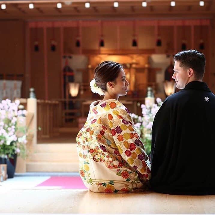 ホテルモントレウェディング【公式】 のインスタグラム：「♥ ￣￣￣￣￣￣￣￣￣￣ @montereyweddingをフォローして 『 #モントレ花嫁 』『 #ホテルモントレ』の タグをつけて投稿してくださいね＊*. ・ ホテルモントレエーデルホフ札幌 @edel_hotelmonterey ・ 和装前撮りにおススメのショット✴ 館内にある神殿はガラス張りの天窓と、 大きな窓から柔らかな自然光が♡ ・ ——————————. ◆ブライダルフェア予約はこちらをcheck＊* http://bit.ly/2pAvY9m ◆ホテルモントレエーデルホフ札幌の公式HPはこちら* https://www.monterey-wedding.jp/edelhof/ ——————————. ・ ◆ホテルモントレ公式HPはこちら* https://www.monterey-wedding.jp ・ #モントレ #モントレ花婿 #プレ花嫁 #卒花 #marry花嫁 #dressy花嫁 #farnyレポ #プラコレ ﻿#maricuru #dressy花嫁 #日本中のプレ花嫁さんと繋がりたい #ウエディングニュース #flower #ウェディングドレス #dress #結婚式 #披露宴 #結婚式場 #2019年秋婚 #2019年冬婚 #ホテルモントレエーデルホフ札幌 #モントレエーデルホフ札幌 #札幌 #挙式 #ceremony #和装 #前撮り」