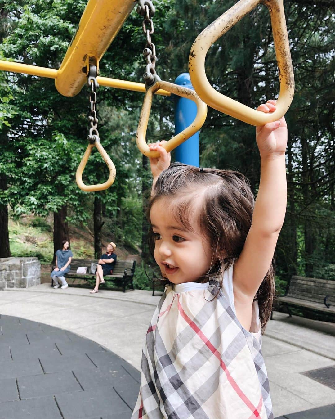 大橋菜央さんのインスタグラム写真 - (大橋菜央Instagram)「Active morning to meet her expectations🌹 #washingtonpark #rosegardenchildrenspark #internationalrosetestgarden Garden . . . 夏休み明け 朝は特に涼しいので午前中は外出しやすく この日訪れたのはワシントンパーク内の チルドレンズパークとローズガーデン🙌 . 巨大アスレチックもまるで樹木を中心としてつくられたようにデッキに涼しげな木陰を作っていたり く街中でも生い茂った木々が道にせり出しているのをよく見かける🌿 . . 日本じゃ公道をふさいでいるとすぐに切られちゃうだろうけど🙅‍♀️ 道や土地が広いからこそ出来るのだろうけど 立派な木々のある風景はそれだけで個性的だし🌳 自然に囲まれているのはやっぱり心地いい♡ . . . #生後18ヶ月 #1歳6ヶ月 #1歳半 #summer2019 #ポートランド  #oregon  #たれ眉 #portlandoregon #夏休み2019 #beautifulnature #ポートランド生活 #portlandtrip #ポートランド #夏休み #naoliving_portland」8月31日 17時05分 - naoliving