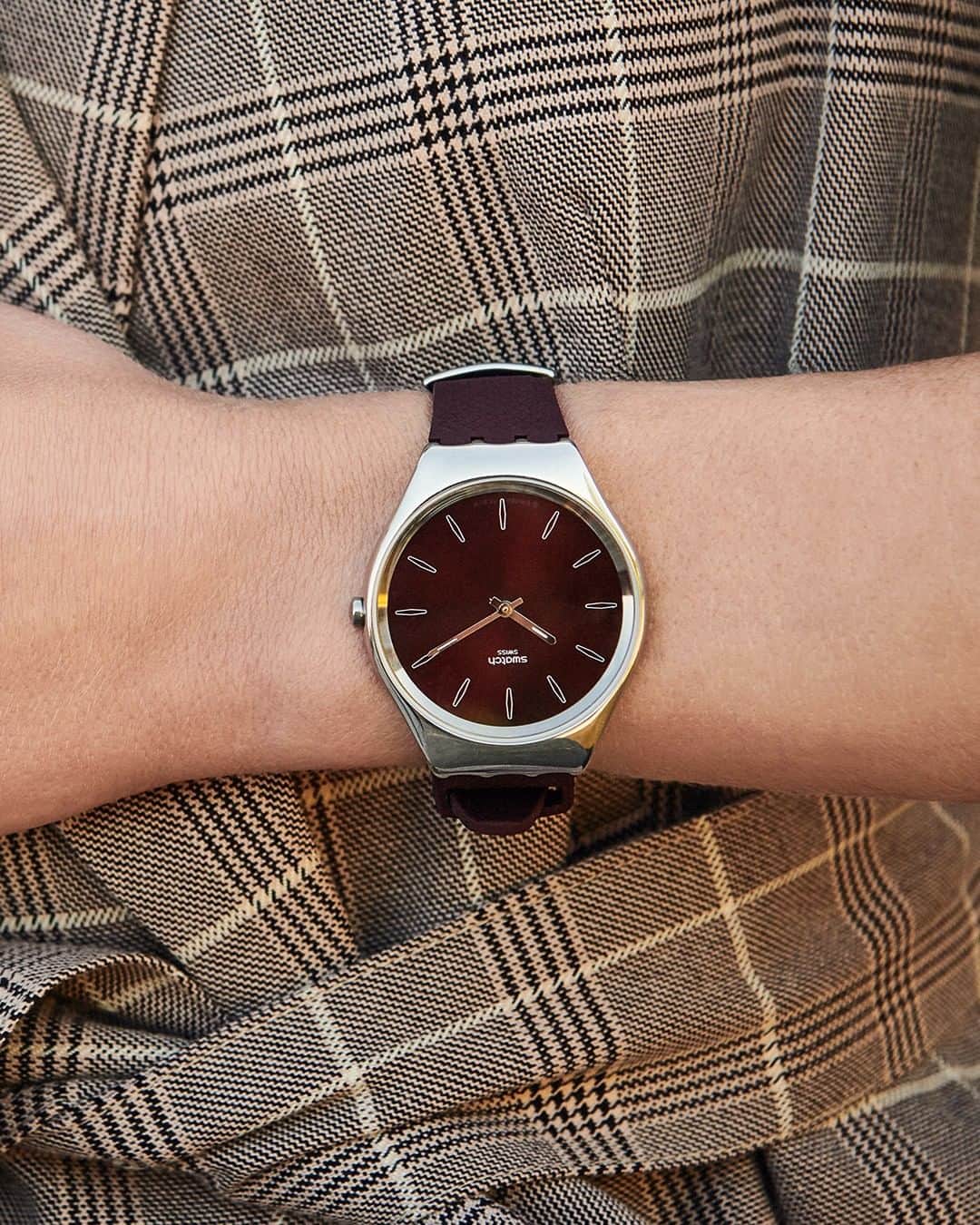 Swatchさんのインスタグラム写真 - (SwatchInstagram)「Alluring SKINBURGUNDY from our latest #SKINIrony collection ♥️ Find it now online and in store ✨」8月31日 17時00分 - swatch