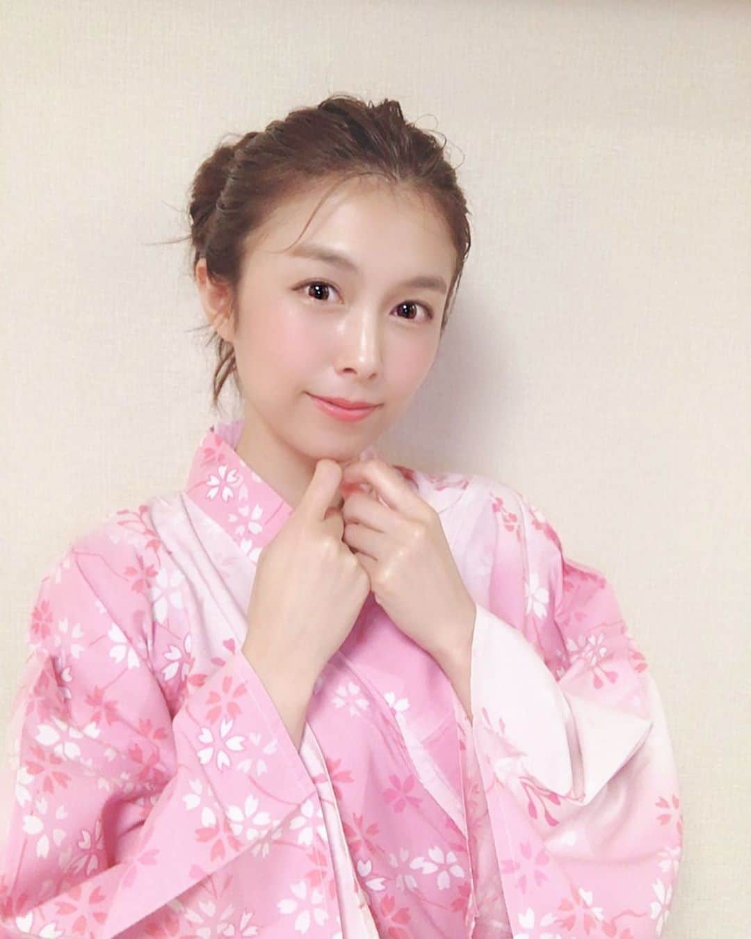のインスタグラム：「やったー🙌8月がスタートするー!!って思ったのもつかの間。 一瞬で終わりました!!💕 . . 写真はお盆休みに大人数での家族旅行に行った時💕小学生の頃は家族親戚みんなで行ってたけどこういう旅行はすごく久し振りでした!! 温泉にたくさん入って楽しかったな〜♨️家族っていいなって思えました!!また行きたいです☺️💕 #温泉 #温泉旅行 #旅行 #家族旅行 #奥日光 #楽しかった #温泉好き #美肌 #美肌効果 #浴衣 #お盆休み #8月終わる」
