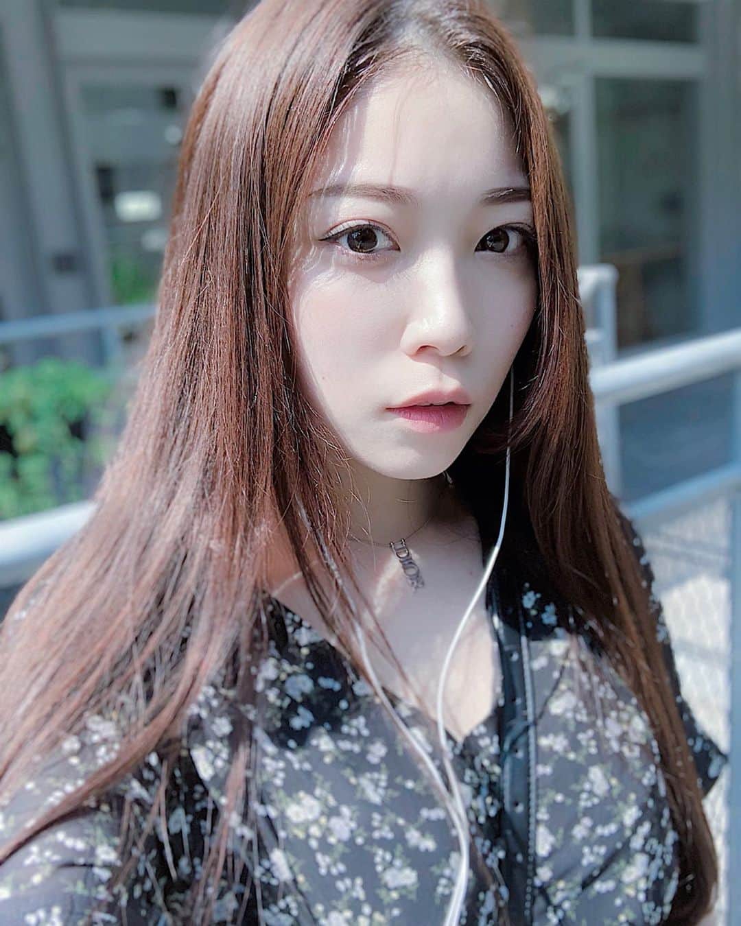 上野瞳さんのインスタグラム写真 - (上野瞳Instagram)「《“韓国コスメ縛り”オフの日のファンデ不要メイク📝》﻿ ﻿ ﻿ 先日ストーリーでちらっと載せた“トーンアップ﻿ クリームを使ったファンデなしメイク”について﻿ DMを多数頂いたためまとめてみました〜🤗﻿ 今回すべて韓国コスメでメイクをしています💄﻿ どれも良きアイテムですので是非参考に◎﻿ ﻿ ﻿ ー下地・肌ー﻿ 【MILCOTT/ミルコット】﻿ トーンアップホワイトニングクリーム﻿ こちらが例のストーリーに載せたやつです＾＾﻿ 化粧下地にもなってくれて本当に最強なの！！！﻿ 塗ると肌がワントーンアップする上に﻿ (かと言って白塗りみたいにはならないから凄い!)﻿ 小鼻とかの黒ずみはカバーしてくれちゃうから﻿ 軽く出かける程度ならこれのみでファンデ要らず！﻿ ﻿ ﻿ 【the SAEM ザセム】﻿ カバーパーフェクションチップコンシーラー 01﻿ クマやにきび跡など気になる所はこれでカバー！﻿ かなり小さいので持ち運びにも便利です👏﻿ ﻿ ﻿ ーアイメイクー﻿ 【VAVI MELLO/バビメロ】﻿ バレンタインボックス ローズ﻿ 最近お気に入りの12色アイシャドウパレット💗👏﻿ この日のメイクは左から３つ目の上下薄ピンクを﻿ 混ぜて上まぶたに乗せ、下まぶたの目尻には﻿ 下段左から2番目のバーガンディ系のカラー﻿ 黒目下中央には4番目の濃いピンクを使用！﻿ ﻿ ﻿ 【FESTINO】ホットアイラッシュカーラーで﻿ まつげを上げる⤴︎(普段パリジェンヌラッシュリフト﻿ をしてもらっているのでビューラーは不要ですが﻿ 施術してから1ヶ月程経つと新しいまつ毛が生え始め﻿ その毛が直毛のため他の毛とカーブを揃えます。﻿ ﻿ ﻿ マスカラは今回不使用です！！！﻿ アイラインは目尻のみ使用。(8/19の投稿を参考に)﻿ ﻿ ﻿ ーリップー﻿ 【innisfree】ビビッドコットンインクティント09﻿ このリップは本当お気に入りで最近よく使ってる﻿ マット系リップで今回はグラデーションにしてます🙆‍♀️﻿ 深みのあるピンクだけど塗り方で印象変わります！﻿ ﻿ ﻿ ﻿ その他のアイテム詳細は最近始めたriteに載せました✌︎﻿ 今回紹介したアイテムも買えるので﻿ 気になる方はホームから見てみて下さい🏠✈️﻿ 以上“韓国コスメ縛り”オフの日のファンデ不要﻿ メイクのご紹介でした✌︎❤️ #ひぃメイク﻿ ﻿ ﻿ ﻿ ﻿」8月31日 17時00分 - hitomi.8