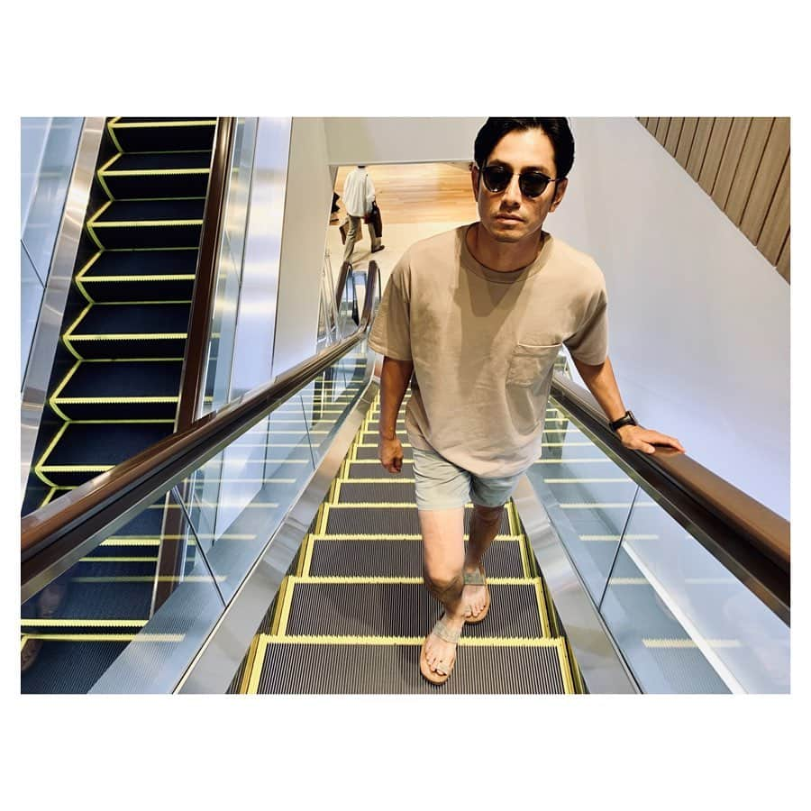 肥野竜也さんのインスタグラム写真 - (肥野竜也Instagram)「【TODAY'S PAPACOORDINATE】 ・ ■TOPS 「GLOBAL WORK」 ■PANTS 「JOURNAL STANDARD S.K.U.」 ■SHOES 「MAISON  MARGIELA」 ■WATCH 「OMEGA」 ■EYEWEAR「OLIVER PEOPLES」 ・ くすんだ色の組み合わせ〜 @globalwork_official Ｔシャツの色味…ありそうでない!!😎👍✨ ・ #肥野ファッション #私服 #パパコーデ」8月31日 17時01分 - tatsuya_hino