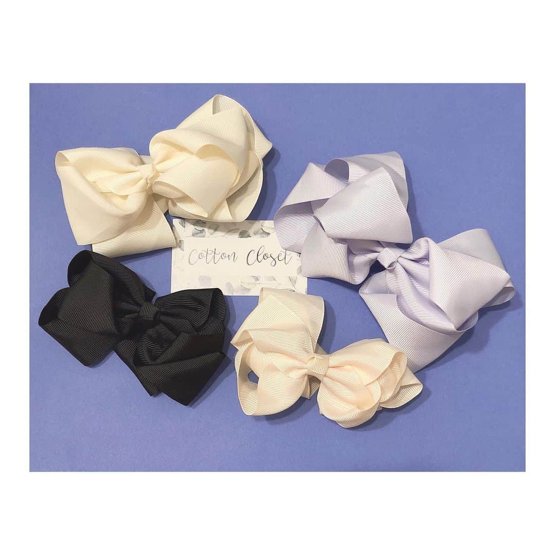 倉窪莉沙のインスタグラム：「* new hair bow🎀 ボリュームたっぷりで可愛い😍💓 @thecottoncloset #収集癖 . #赤ちゃんのいる生活 #赤ちゃんとの暮らし #子育てグラム #ベビー #baby #キッズ #kids #女の子 #girl #女の子ママ #ベビー服 #子供服 #リボン #リボンコレクション #hairbow #リボン #ヘアクリップ #髪飾り #ワンピース #jacadi #ジャカディ #アナウンサー #ママ時々アナウンサー #ママウンサー」