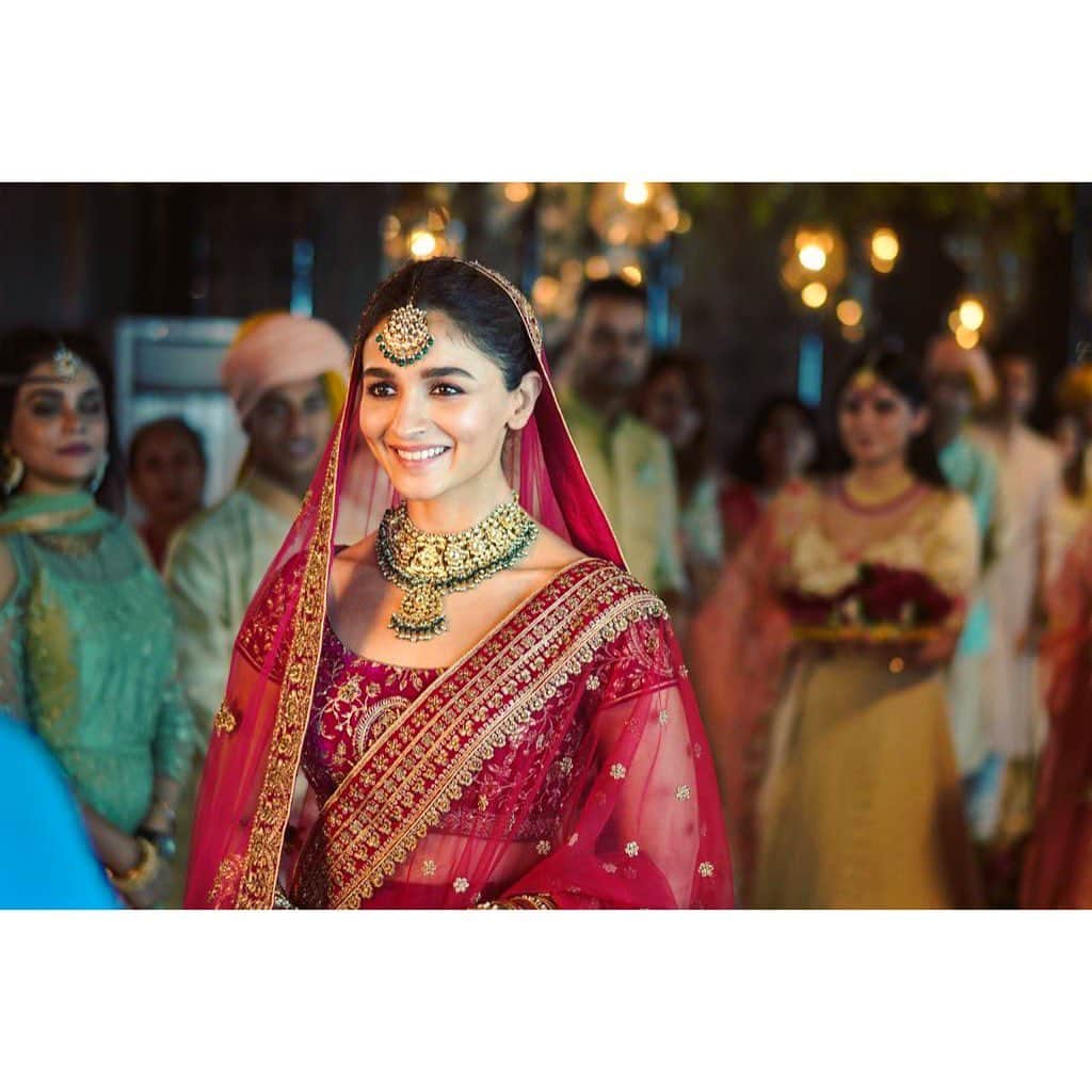 アリア・バットのインスタグラム：「#DulhanWaliFeeling 🧚‍♀️ Super excited to be the face of  @moheyfashion.. Here's to new beginnings and beautiful lehengas 💃🏻✨」