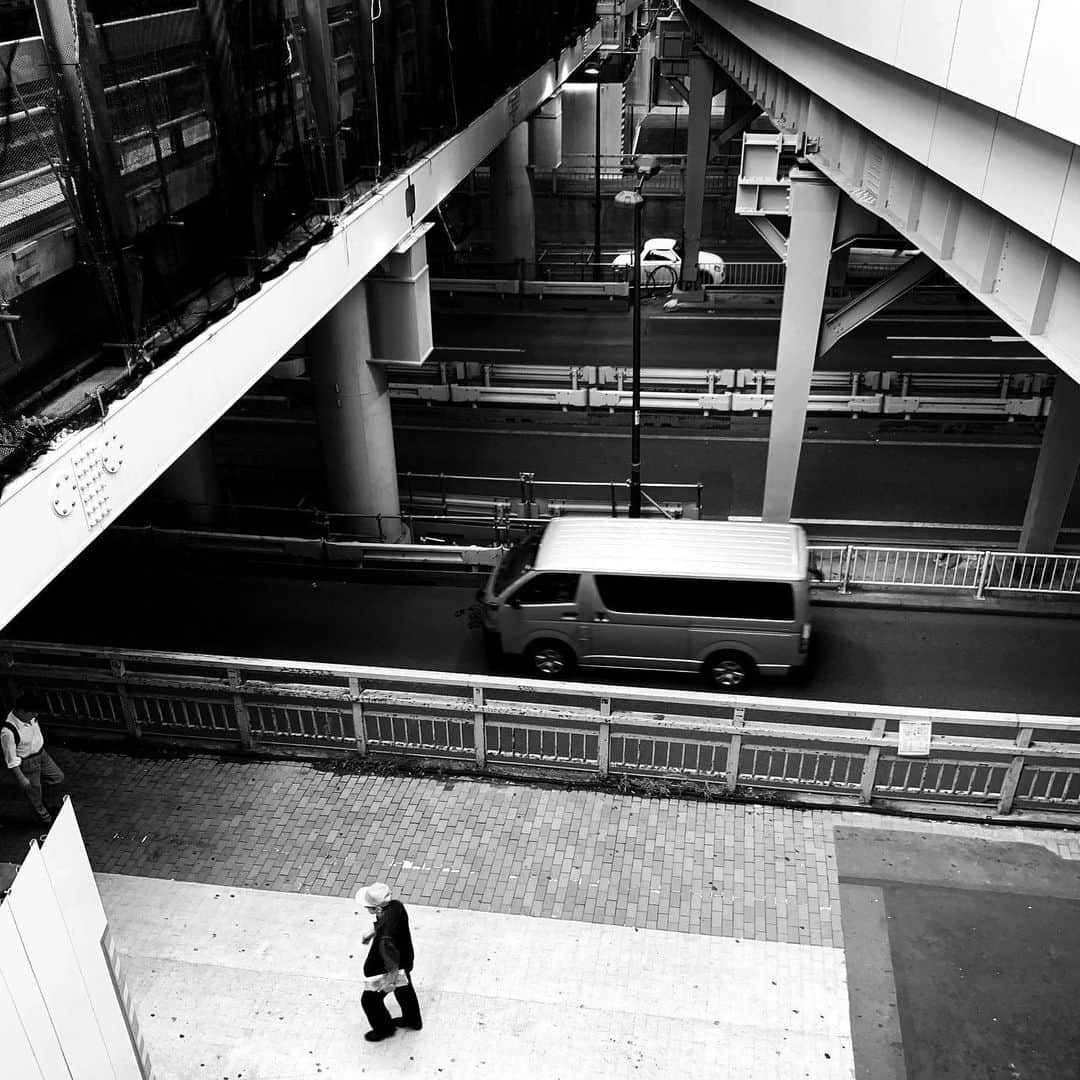 naotakeのインスタグラム：「工事中 - Men at work. / iPhone XR + Snapseed, 20190901 . . 駅前南側のビルが解体された渋谷。一時的にせよここで広い空が見られるのは新鮮。 . . #royalsnappingartists #infamous_family #rsa_main #infinity_photo_cult #2_fineart #jp_gallery #jp_gallery_bnw #trb_bnw #wp_bnw  #bnw_life #bnwlife_member #bnw_life_shots #bnw_captures #world_bnw #top_bnw #team_jp_ #team_jp_モノクロ #ig_energy_bw #ig_nihon #streetphotographybnw #igersjp #blackandwhite #bnw #bnwphoto #monochrome #bw #bnwphotography #ShotOniPhone #shotoniphoneXR」