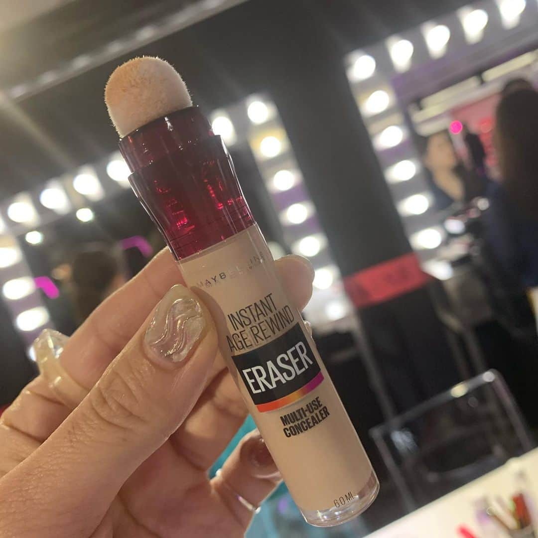 桃さんのインスタグラム写真 - (桃Instagram)「メイベリンハウスにて開催されている、MAYBELLINE NEW YORKのイベントに行ってきました💖  世界三大ファッションウィークの１つであるNew York Fashion Weekのバックステージでは、もうかれこれ10年間もプロのアーティストさんたちにMAYBELLINE NEW YORKの商品たちが愛用されているそうなんです👏🏻 昨日は実際にプロのメイクさんがダンサーの方にメイクしてるプロセスを見させてもらい、べんきょになりました✍️ 8秒に1本売れているという大人気アイテム「ハイパーシャープ ライナー R」の新色、 パープルのニュアンスで“透明感+目ヂカラ”が手に入る、プラムブラウンがめちゃくちゃ可愛かった🤗 あと、私が特に感動したのはキッラキラのアイシャドウ4色✨ 目の下にも塗りやすい形になってました！そして伸びも最高👍🏻コンシーラーは先っちょがパフになってて気持ちよかった🥰 #MAYBELLINENEWYORK#mnyfashionweek」8月31日 17時24分 - momo.official