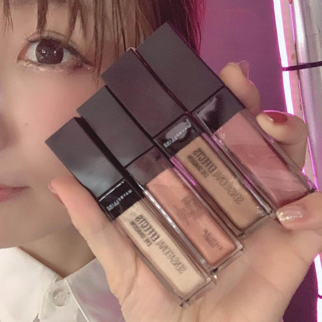 桃さんのインスタグラム写真 - (桃Instagram)「メイベリンハウスにて開催されている、MAYBELLINE NEW YORKのイベントに行ってきました💖  世界三大ファッションウィークの１つであるNew York Fashion Weekのバックステージでは、もうかれこれ10年間もプロのアーティストさんたちにMAYBELLINE NEW YORKの商品たちが愛用されているそうなんです👏🏻 昨日は実際にプロのメイクさんがダンサーの方にメイクしてるプロセスを見させてもらい、べんきょになりました✍️ 8秒に1本売れているという大人気アイテム「ハイパーシャープ ライナー R」の新色、 パープルのニュアンスで“透明感+目ヂカラ”が手に入る、プラムブラウンがめちゃくちゃ可愛かった🤗 あと、私が特に感動したのはキッラキラのアイシャドウ4色✨ 目の下にも塗りやすい形になってました！そして伸びも最高👍🏻コンシーラーは先っちょがパフになってて気持ちよかった🥰 #MAYBELLINENEWYORK#mnyfashionweek」8月31日 17時24分 - momo.official