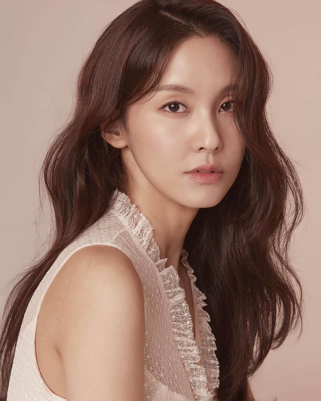 ファン・ソヒさんのインスタグラム写真 - (ファン・ソヒInstagram)「프로필작업 #pinkbeige @pinostudio_」8月31日 17時28分 - sohhee_h