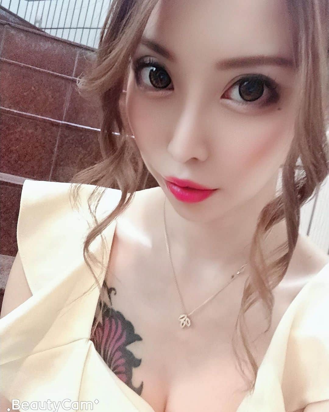 高橋沙弥華のインスタグラム：「8月も今日で終わり🥺 なんか本当に時間過ぎるの早い😳 明日は美容院💇❤ 髪の毛なに系の色がいいかな🤔？ #lastsummer #夏の終わり #august #美容 #大人の美容 #マツ育 #エグータム #明日は休み #ゆっくりしよ」