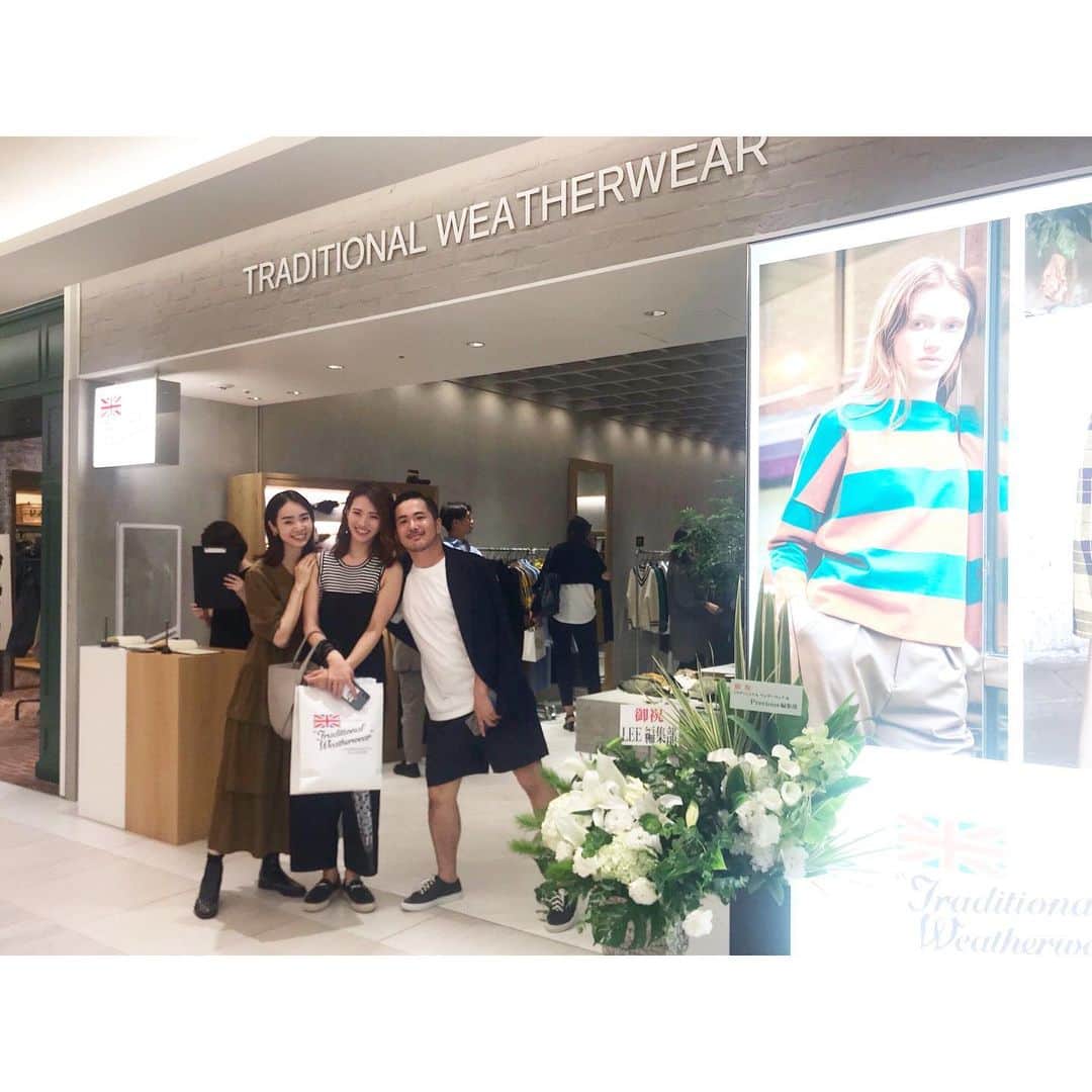 のインスタグラム：「🇬🇧 『TRADITIONAL WEATHERWEAR』 ８月３０日 GINZA SIX 5Fにnew open！ こんなに可愛い洋服が充実してるとは知らなかった♡ 秋冬のレディースはもちろん・・・ メンズも可愛かったなぁ♡ 両方見れるから、デートとかにも良さそうですね♡ふふふ 改めまして、オープンおめでとうございます☺︎ #brand #traditionalweatherwear #トラディショナルウェザーウェア #TWW銀座 →@traditionalweatherwear #Japan #Tokyo #photo #GINZASIX #fashion #opening #akephoto #akeevent #thankyou #model #satorujapan #akemigondo  #モデル #サトルジャパン #権藤朱実 →@satorujapan_official @akemigondo ☑︎プロフィールのリンクにて、blog更新中！ My blog『ake photo』 →http://ameblo.jp/akemi-gondo/ @ponpon_marcy ☺︎thank you♡」