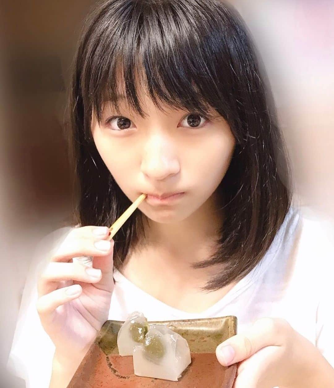 前野えまさんのインスタグラム写真 - (前野えまInstagram)「静岡土産の水まんじゅうをいただきました 。新茶味です。 冷たく冷やしていただいたので、とても美味しかったです。 和菓子って特別な感じがして好きです。  #水まんじゅう #銘菓 #静岡土産 #静岡銘菓 #夏季限定 #和菓子 #新茶 #夏のお菓子 #おやつ #夏のおやつにぴったり #和菓子好き #前野えま #みんなでおこそうfavo革命」8月31日 17時38分 - maeno_ema