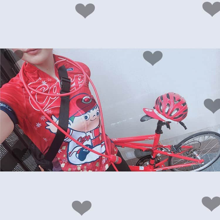 古田ちさこさんのインスタグラム写真 - (古田ちさこInstagram)「🚲❤︎ カープのサイクルジャージ❕ 長袖もあるけど半袖も♬ 去年出たJ SPORTSの優勝記念コラボだよ😻 真っ赤っか〜😻 . #カープ自転車#nagibike#カープコラボ#carp#nagi #自転車のある風景#自転車のある暮らし#ミニベロ#ミニベロ女子#カープ女子#minivelo#cycle#ミニベロのある風景#bikegirl#jsports#jスポーツ#カープコラボグッズ#凪#凪バイク」8月31日 17時42分 - chisakofuruta