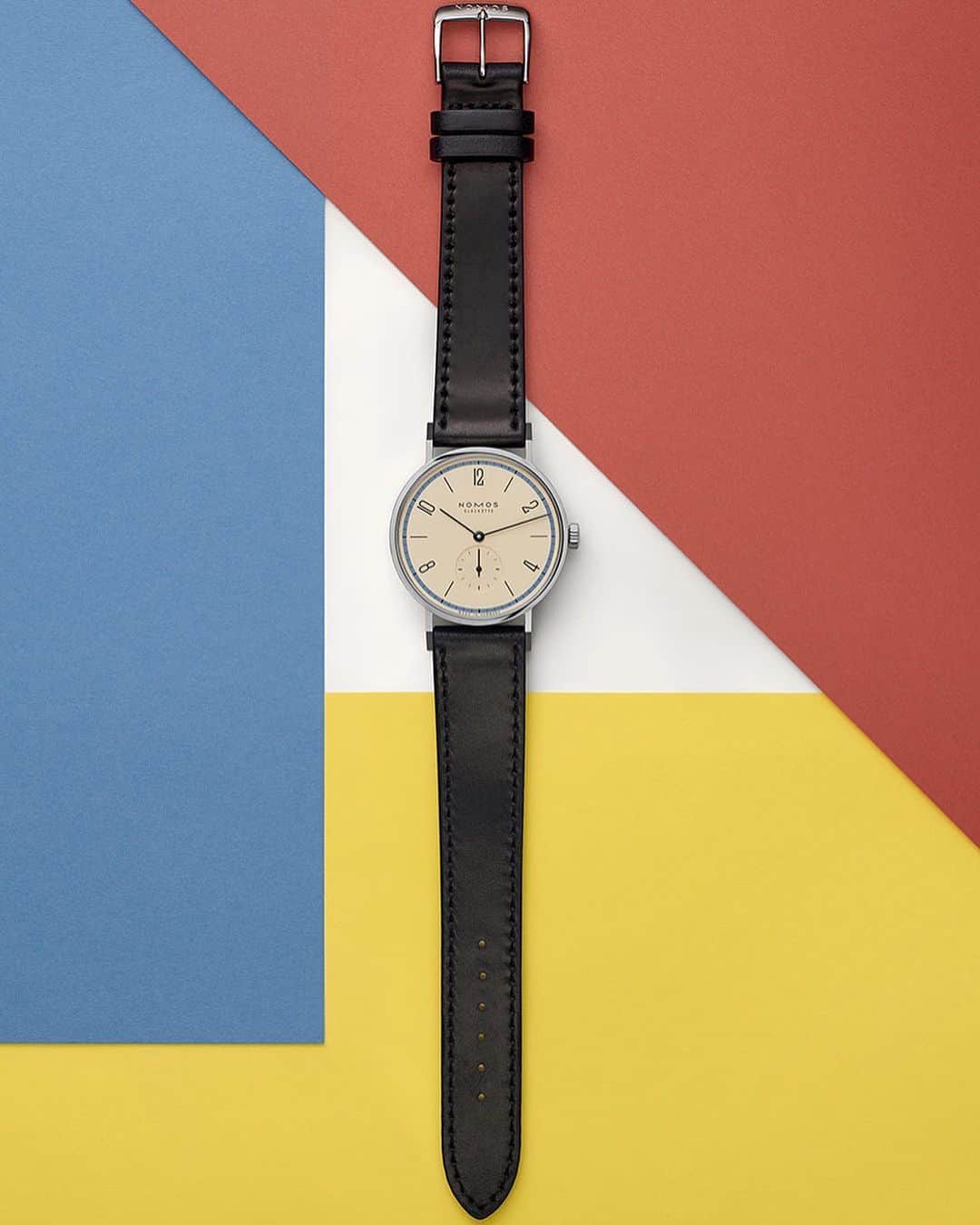 のインスタグラム：「Bauhaus week is starting tomorrow in Berlin—celebrating the 100th anniversary of the design school. What does that have to do with NOMOS? Well, for a start, our iconic Tangente model is often described as a "Bauhaus watch." This limited edition is sold out almost everywhere—but with a bit of luck, you can find one of the very last ones on our website: We've refurbished our display collection. Watch this space!  #nomos #bauhaus #bauhauswatch #watch #watches #watchesofinstagram #watchmania #watchfam #watchuseek #watchlove #watchlover #bauhausdesign #bauhausmovement #germandesign #clock #horology #timepiece #timepieces」