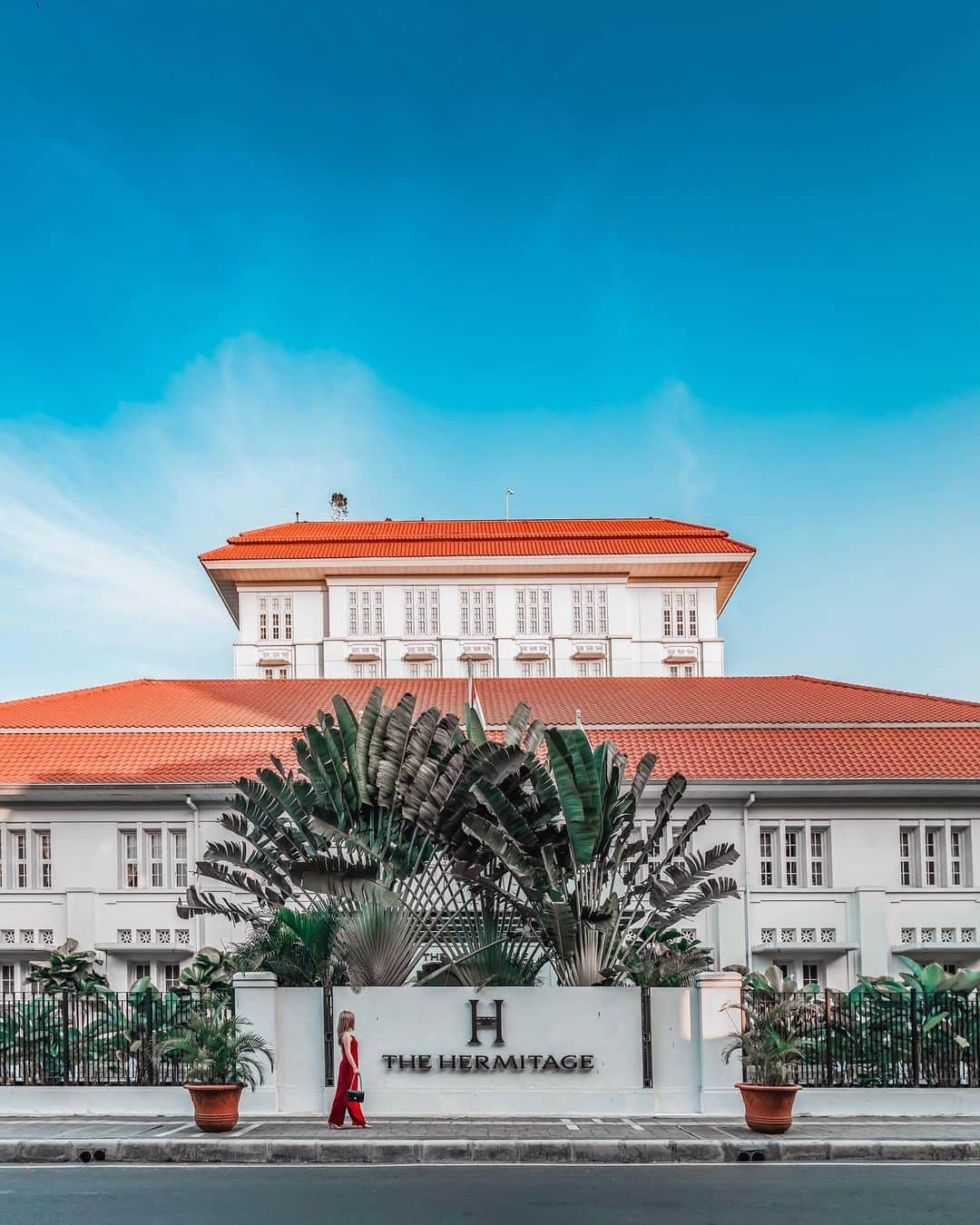 Stella Leeさんのインスタグラム写真 - (Stella LeeInstagram)「White walls and red roofs 🏠  Dulu kalau gambar rumah pasti bentukannya begitu, atapnya merah. Jangan lupa rumahnya harus ada gunung dan sawahnya juga 😂 . #stellaleeforjakarta #marriottbonvoy #thehermitagejkt #tributeportfolio #staywithcharacter #holidayescape」8月31日 17時43分 - stellalee92