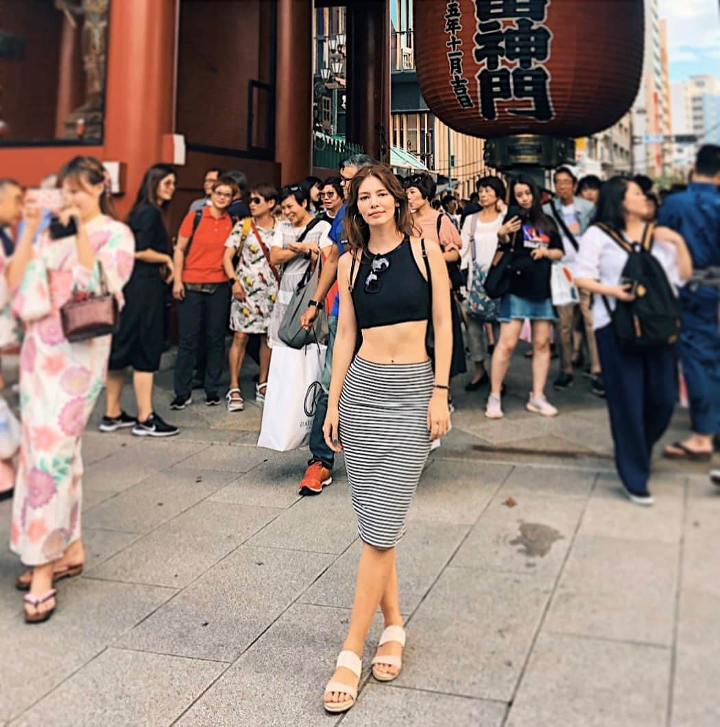 のインスタグラム：「今日の私服〜久しぶりの浅草 In Asakusa 🍡 ✨ ✨ ✨ ✨ #asakusa #浅草 #湊ジュリアナ #julianaminato #minatojuliana #ジュリアナ #私服 #アラサーコーデ #くびれ #アラサーファッション #コーデ」