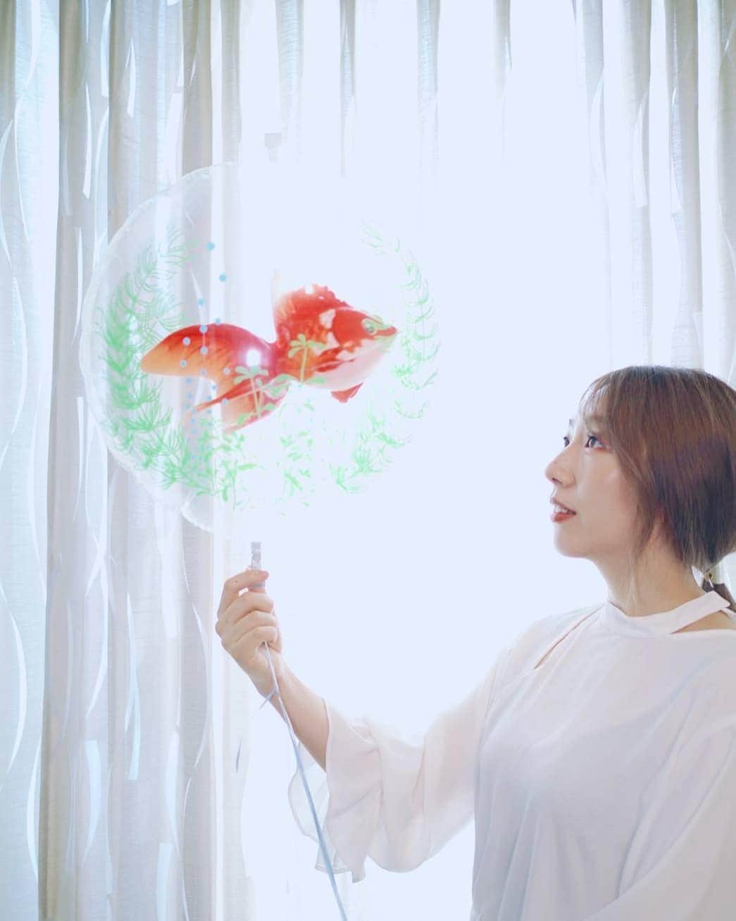 貴愛kwiae Officialのインスタグラム：「夏の終わり。 🎇 🌺 🌴 🏖 🌞 ✨ どんな夏を過ごした？ #summer #金魚 #風船 #夏 #夏の終わり  #8月31日 #goldfish」