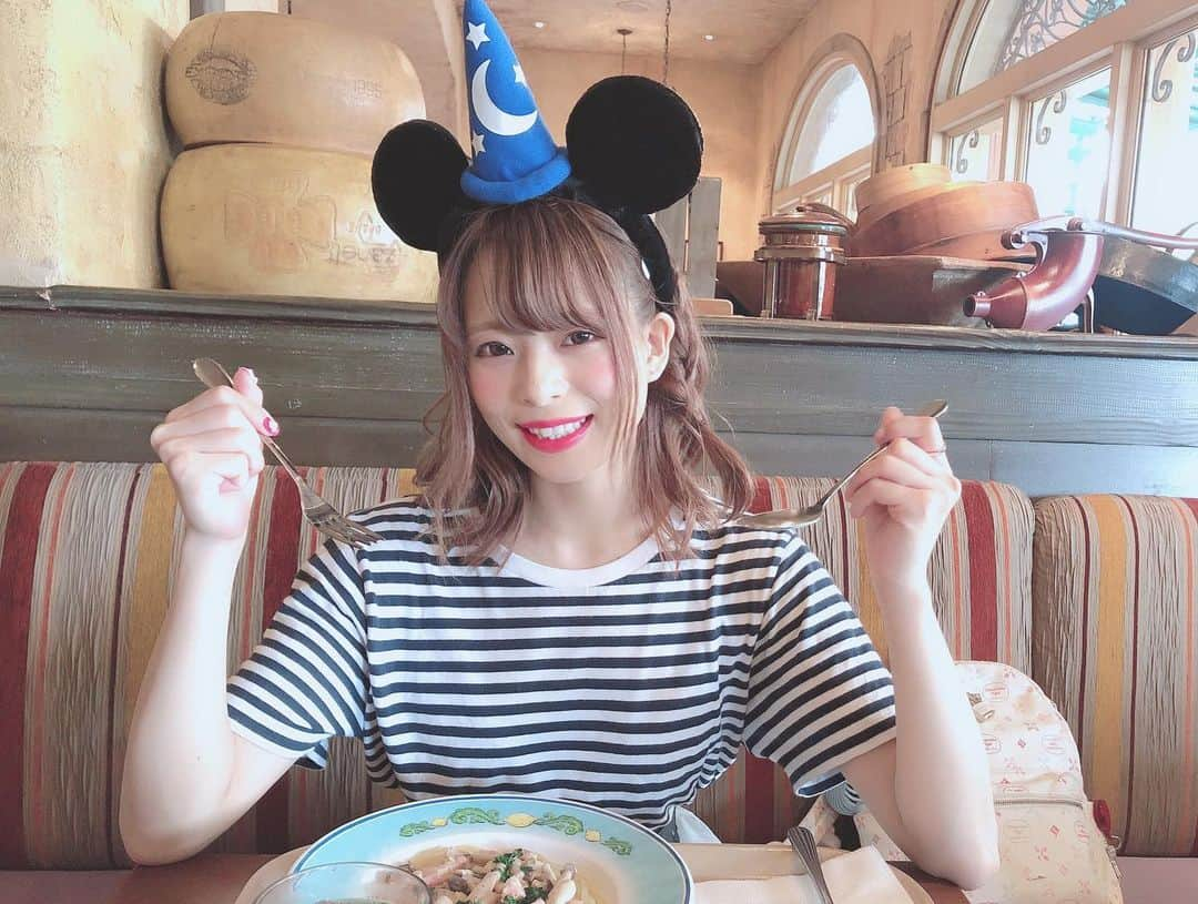 亀田ゆかりさんのインスタグラム写真 - (亀田ゆかりInstagram)「. . lunch♡♡ . . #ディズニーシー  #ディズニーランチ  #アイドル #ディズニーカチューシャ」8月31日 17時44分 - yukari_ngzk