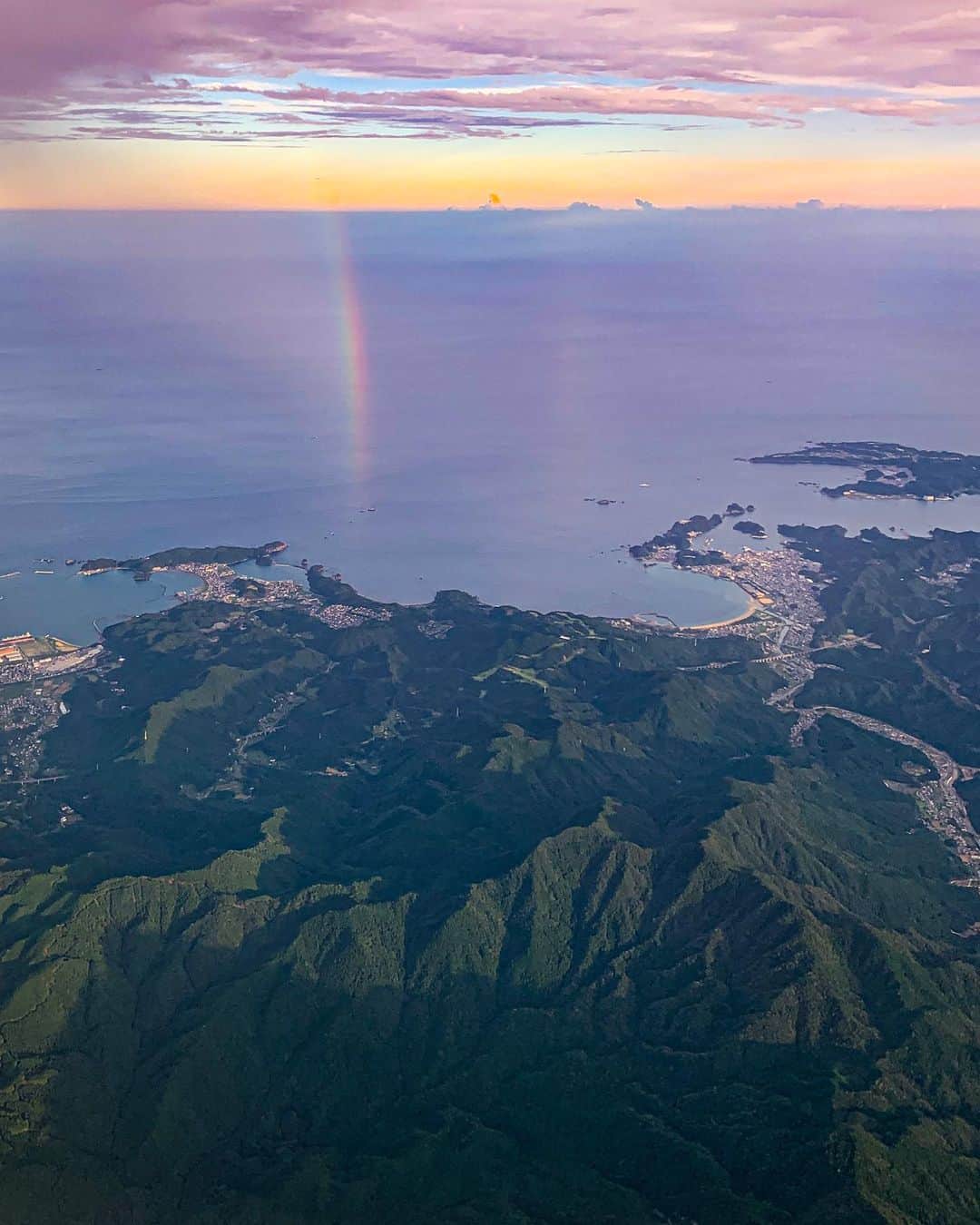 須藤元気さんのインスタグラム写真 - (須藤元気Instagram)「虹です。飛行機の中からのポジションのせいか天に繋がっているように見えました。きれい。」8月31日 17時50分 - sudogenki