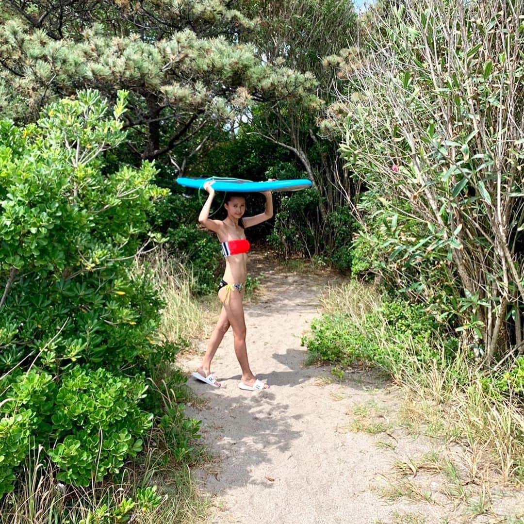 美優さんのインスタグラム写真 - (美優Instagram)「何年か振りのサーフィンにやってきましたー！🏄‍♀️ ・ ・ しかし20代の頃とスタミナが全然違う…戸惑った結果…早々に海から上がって休憩🏖💦 ・ ・ #サーフィン #サーフィン女子  #surf #surfgirl」8月31日 17時50分 - miyu11_20