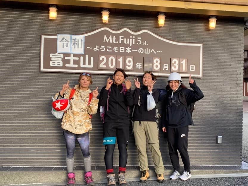 朱里さんのインスタグラム写真 - (朱里Instagram)「これから！！！ #富士山 #山 #登り #初めて #mountfuji #Fuji #mountain #firsttime」8月31日 17時59分 - syuri_official