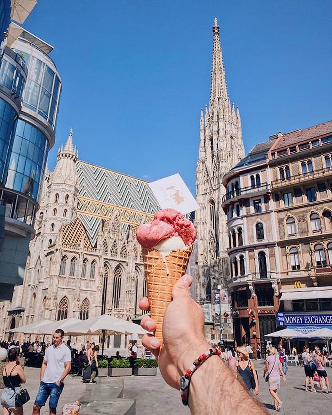 Wien | Viennaさんのインスタグラム写真 - (Wien | ViennaInstagram)「Perfect weekend for a visit to one of the many ice cream shops in #Vienna. In the 19th century, Italian ice cream producers came to the city on the Danube to produce their magical sweet specialties. Today, Vienna has the greatest density of ice-cream bars in Europe selling ice-cream of unparalleled quality. Which ice cream shop would you recommend? 🍦☀️ by @ridingdinneraustria #ViennaNow」8月31日 18時00分 - viennatouristboard