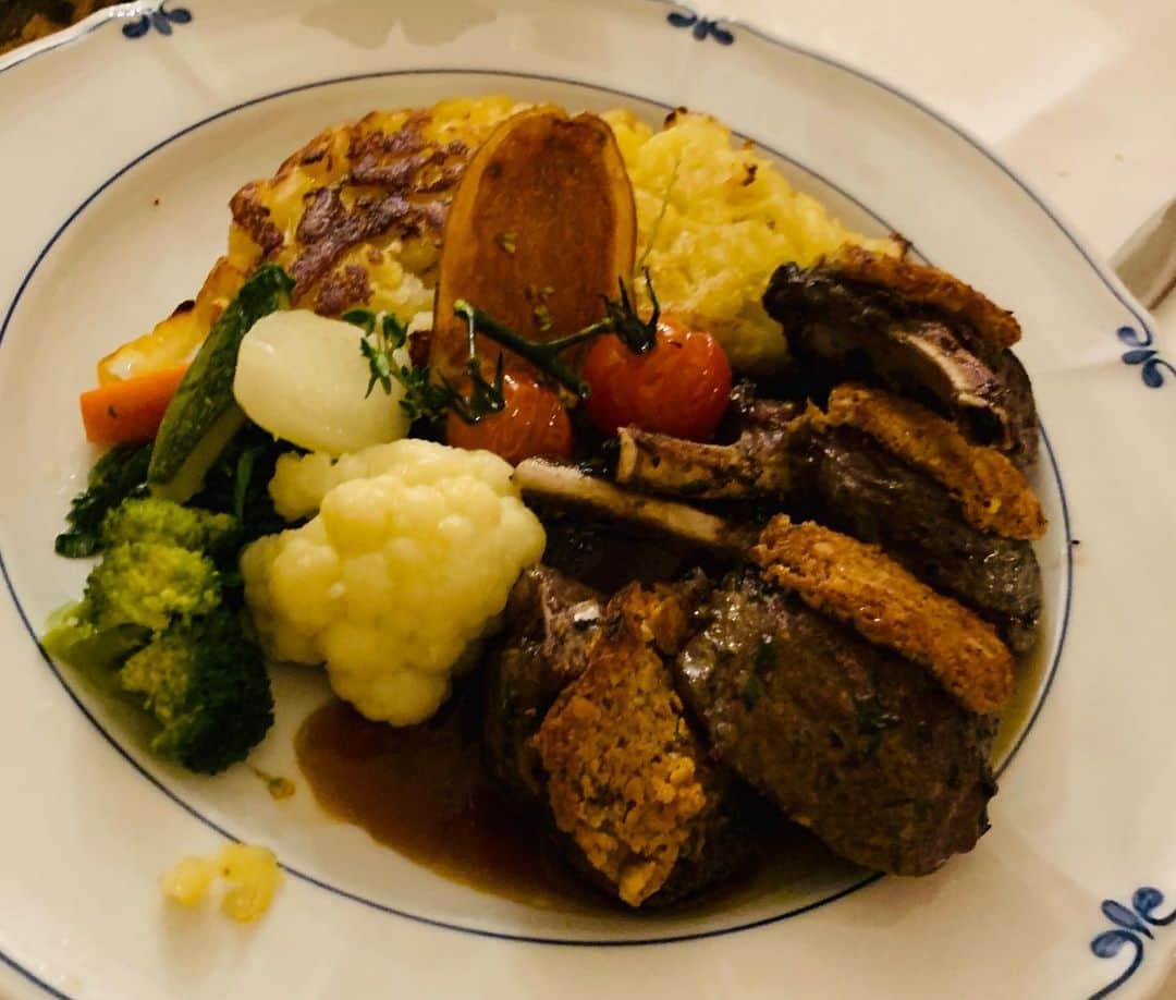岩上愛美さんのインスタグラム写真 - (岩上愛美Instagram)「１日目のディナーは、伝統料理のチーズフォンデュ🧀✨ お酒がたくさん入ってるとのことで不思議な味でした😆 ラムとカリフラワーのスープも美味しかった💕  #チーズフォンデュ #スイス料理 #伝統料理 #ヨーロッパ周遊 #ひとり旅 #女子旅 #スイス」8月31日 18時02分 - amiiwakami