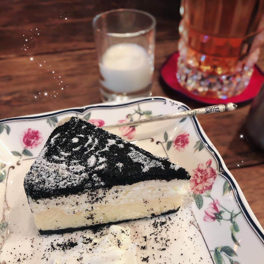 YU-RIさんのインスタグラム写真 - (YU-RIInstagram)「食べたかったチーズケーキ🧁♡ #萌え断 🥺💕💕💕 おいしかった〜😢💕 ・ ・ ・ #外苑前#カフェ#南青山#南青山カフェ#チーズケーキ#黒いチーズケーキ#休日の過ごし方#カフェ巡り#スイーツ#お散歩#esolaaoyama」8月31日 18時02分 - yu_uri.12