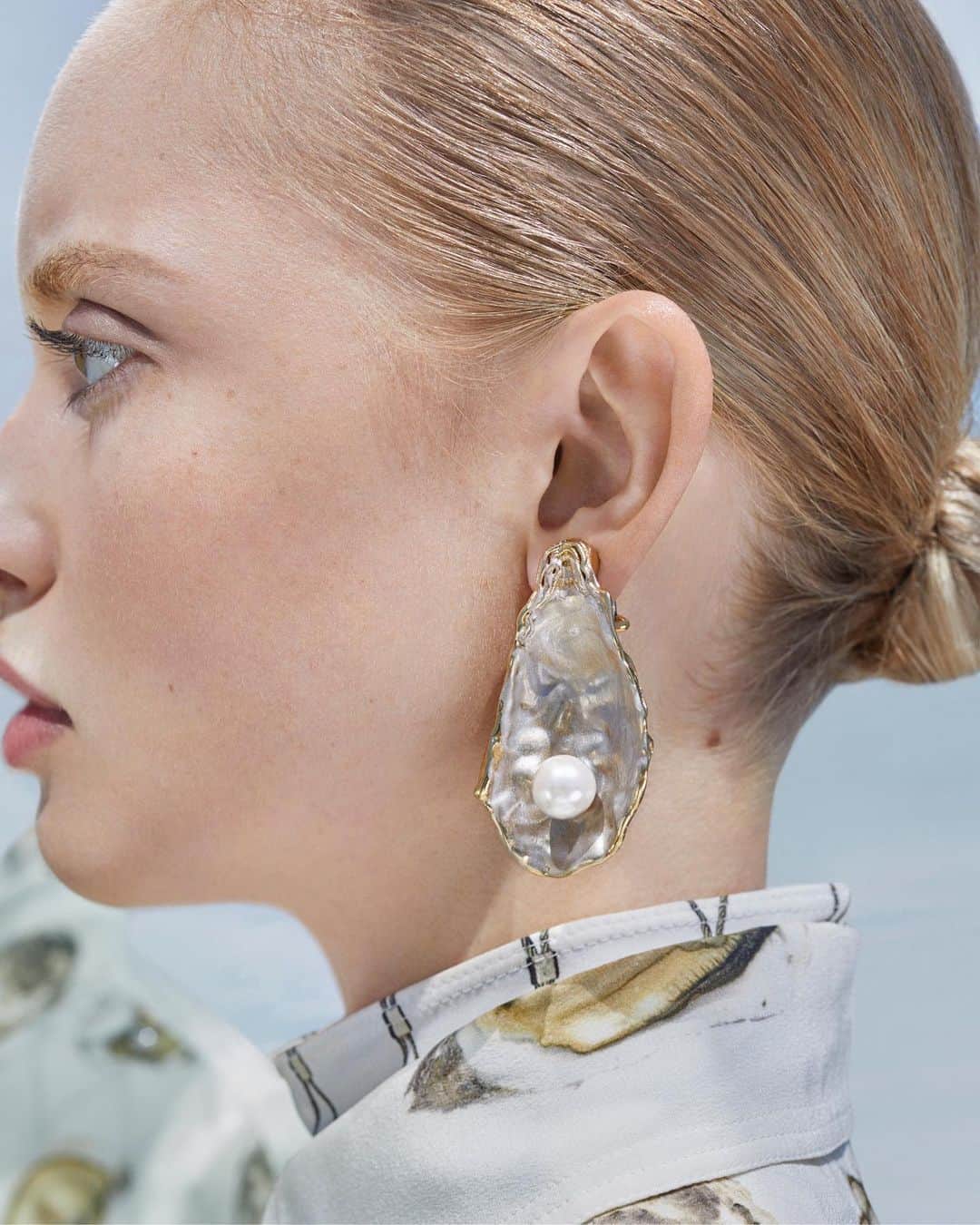 Burberryさんのインスタグラム写真 - (BurberryInstagram)「Hidden Treasures . Statement oyster shells, reimagined into earrings and set with an elegant faux pearl detail . Shop #Tempest – the #BurberryAutumnWinter19 collection . #BurberryGeneration」8月31日 18時05分 - burberry
