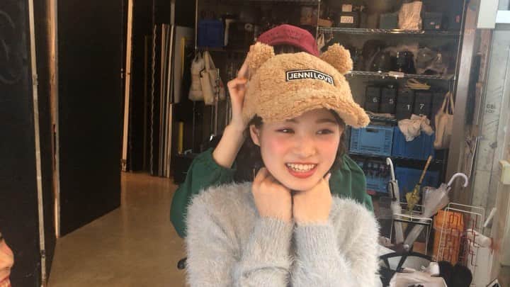 ニコ☆プチのインスタグラム：「🧸♥️ もこもこのくまちゃんキャップ(@jennilove_official )が 反則レベルで似合うマアヤさん🤦‍♀️ . . #丸山真亜弥  #関谷瑠紀  #近藤藍月  #つんでれちゃま🤭 #くまちゃんです  #おいでの破壊力」