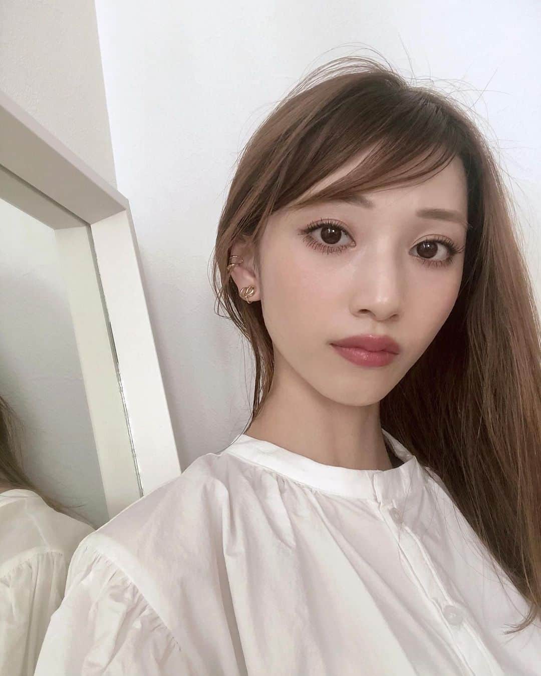 のインスタグラム：「🙂👄 . イベントまであと数日…☕️🌿 出品アイテムの準備も順調に進んで 来週にはアップ出来そうです 🏷  明日、amelからのお知らせもあるので 楽しみにしてもらえると嬉しいです ♡  blouse, earcuff @amel_official__ earring @dior  #ai_fashion #selfie #outfit」