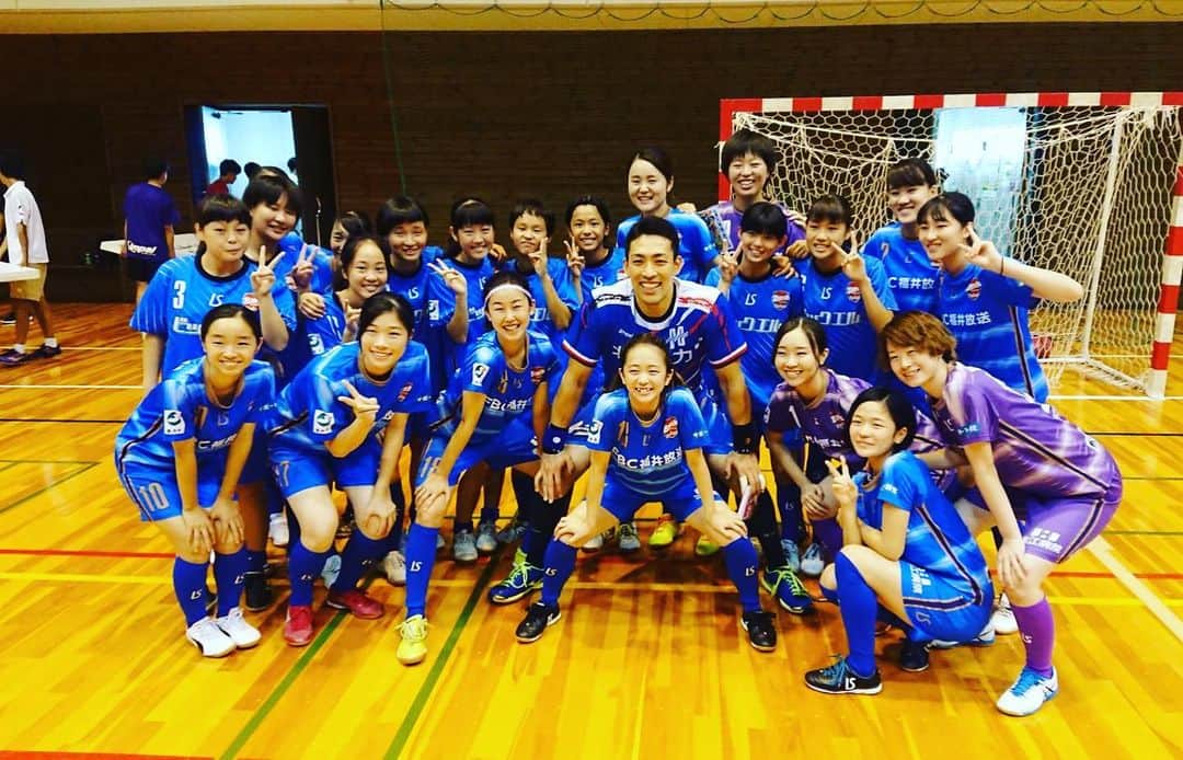 銘苅淳のインスタグラム：「日本リーグ ゴールデンウルヴスとの対戦は 37ー20で勝ちました！  丸岡RUCKのみんなが応援してくれましたよー。 メカルの目の前の選手は日本代表の高尾🇯🇵 県立大の教え子でもあるのよねー。  #丸岡ruck  #福井県立大学  #フットサル #ハンドボール #銘苅淳」