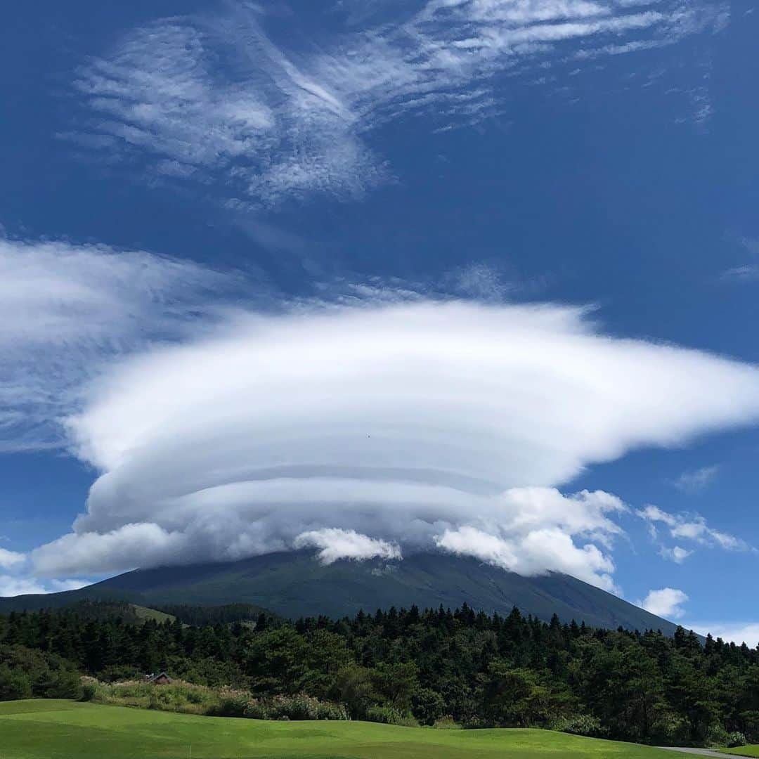 薬丸裕英のインスタグラム：「富士山の珍しい笠雲！  #富士山 #珍しい笠雲」