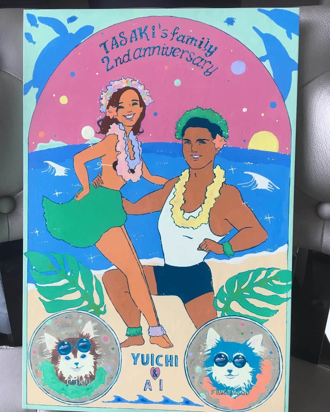 田崎佑一のインスタグラム：「結婚記念日を迎えるにあたりイラストレーターの「しげるまつげ」@yynodamazz さんに絵をオーダーさせて頂きました✨✨✨みて下さい！めちゃくちゃ良いでしょ？？？すっごい良い記念になりました！しげるまつげさんのインスタには他にも沢山のセンス抜群イラストがアップされているので是非みなさん、ご覧になって下さい。✨✨✨ しげるまつげさんのインスタ @yynodamazz  #しげるまつげ #藤崎マーケット田崎 #ハワイ #hawaii」