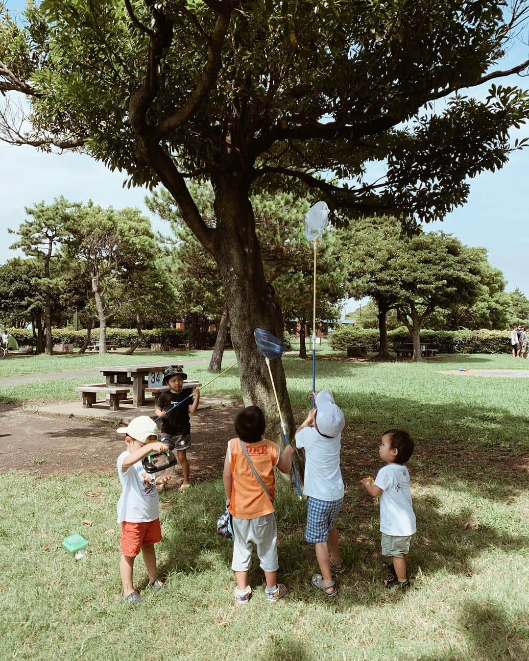 春名亜美さんのインスタグラム写真 - (春名亜美Instagram)「8月31日。 8月最後の日に夏らしいことできた🌳🦗🌈 今日もまた #男祭り ・ ・ ・ #8月31日 #BBQ #バーベキュー #虫取り」8月31日 18時18分 - amiharunaami