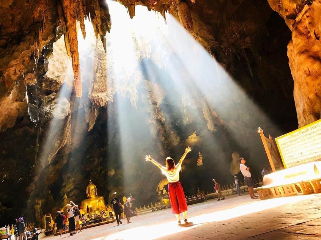 タイ国政府観光庁さんのインスタグラム写真 - (タイ国政府観光庁Instagram)「サワッディー・カー🙏﻿ ﻿ 今日の #thailovers は、@ayuyuyu0514さん🇹🇭💕﻿ ﻿ ペッチャブリー県の「カオ・ルアン洞窟」の１枚📸﻿ ﻿ 洞窟上部の岩の裂け目から差し込む光が神秘的ですね💫﻿ ﻿ 📷 @ayuyuyu0514﻿ 📍 カオ・ルアン洞窟﻿ ﻿ ・・・・・・・﻿ ［タイ好き（THAI LOVERS）な皆さんの写真を大募集🇹🇭💕］﻿ ﻿ ハッシュタグ #thailovers をつけてタイで撮影した写真を投稿すると、こちらでご紹介させて頂くことがあります。皆さんからの投稿をお待ちしています 😊﻿ ﻿ #repost #タイ #ペッチャブリー #ホアヒン #カオルアン洞窟 #洞窟寺院 #こんなタイ知らなかった #タイを知りつくす #タイ旅行 #旅好きな人と繋がりたい #旅行好きな人と繋がりたい #海外旅行 #ファインダー越しの私の世界 #女子旅 #タビジョ #thailand #Phetchaburi #khaoluang #amazingthailand #thailandtravel #thailandtrip #thai #thaistagram #lovethailand #genic_thailand #girlstrip」8月31日 18時19分 - amazingthailandjp