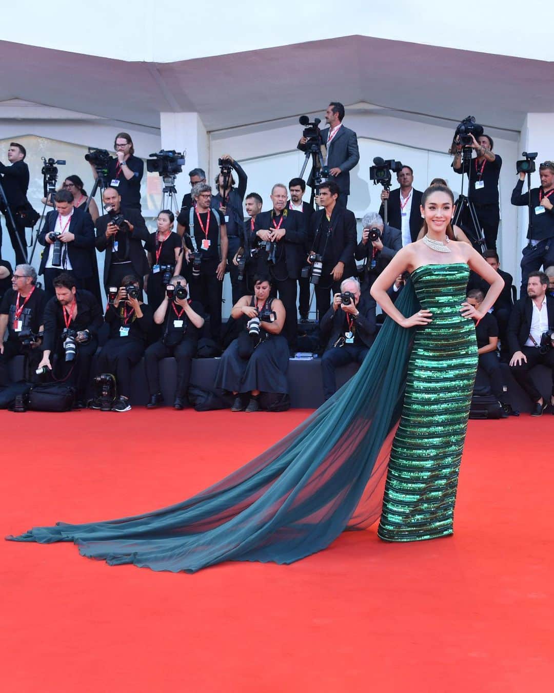 エトロさんのインスタグラム写真 - (エトロInstagram)「Dressed in a custom #Etro strapless gown, embroidered with sequins and crystals in nuances of emerald green and a chiffon cape, the stellar Thai actress #MinPechaya brings maximum glamour to the red carpet of the 76th Venice Film Festival.  #BiennaleCinema2019 #Venezia76 #EtroCelebs #EtroInVenice」8月31日 18時20分 - etro