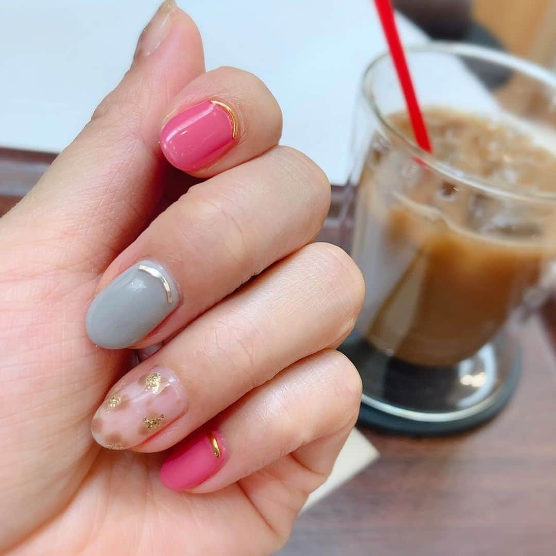 小松彩夏さんのインスタグラム写真 - (小松彩夏Instagram)「﻿ MARIS Nailでハンドとフットを秋ネイルにしてもらいました💅﻿ ﻿ タイミングがよければハンドとフット同時に施術してもらえますよ😊💕﻿ ﻿ ハンドはピンク×グレーでポイントにレオパード柄❤️﻿ ﻿ フットはスモーキーカラーでストーンをポイントに✨﻿ ﻿ はぁ...カワイイ💕﻿ ﻿ 眠くてウトウトしている間に﻿ ネイルが綺麗に可愛くなっていました😜💤笑﻿ ﻿  #ハンド #hand #フット #foot #ネイル #ジェルネイル #レオパード柄 #ヒョウ柄 #nail #スタッズ #ピンク #グレー #pink #ネイルアート #maris #marisnail #kawaii #マリスネイル #💅 #表参道 #omotesando #follow #instagood #小松彩夏 #502」8月31日 18時22分 - official_ayaka_502