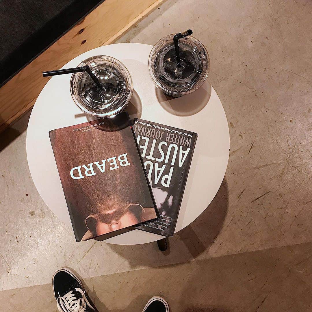 のインスタグラム：「📚📚📚 #bookandbedtokyo #cafe #coffee ・ ・ ・ なっちゃんと小夏と ずっと気になってたカフェへ👩‍👩‍👦💛 ・ あっという間に打ち解けた2人✨ いつのまにかたくさん写真も撮っててくれて むちむちの小夏コレクション増えた🤤💭笑 ・ 9月の遠足楽しみ👧👩👶🐶←」