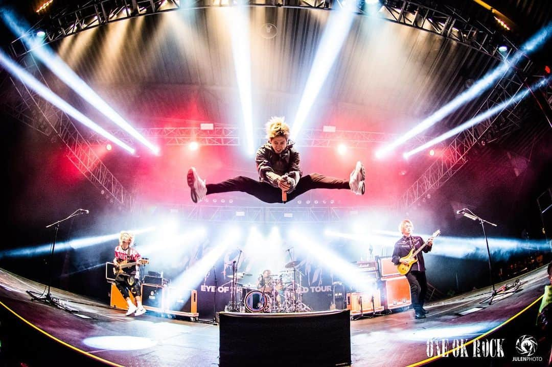 Julen Esteban-Pretelのインスタグラム：「@oneokrockofficial started their “Eye of the Storm“ World Tour’s Mexico leg in the Capital with a great show. Here is a photo of the show whilenthey were giving it all.  #oneokrock #julenphoto #TOURDREAMS  Shot with @nikonjp: Nikon D7100, Nikkor DX 10.5mm f/2.8, ISO1600, 10.5mm 1/320s at f/2.8, Flash fired #nikon #nikonjp #clubnikonjapan」