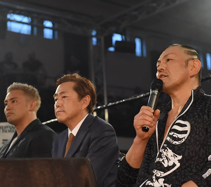 新日本プロレスさんのインスタグラム写真 - (新日本プロレスInstagram)「8.31ロンドン決戦目前！ 🔥 場内の声援を二分！ オカダと鈴木がタイトルマッチ前夜に一触即発！ 激しい視殺戦!! 【8.30IWGPヘビー級選手権調印式】 写真協力／週刊プロレス @njpw1972  #njpw #RevPro #njpwRoyalQuest」8月31日 18時40分 - njpw1972