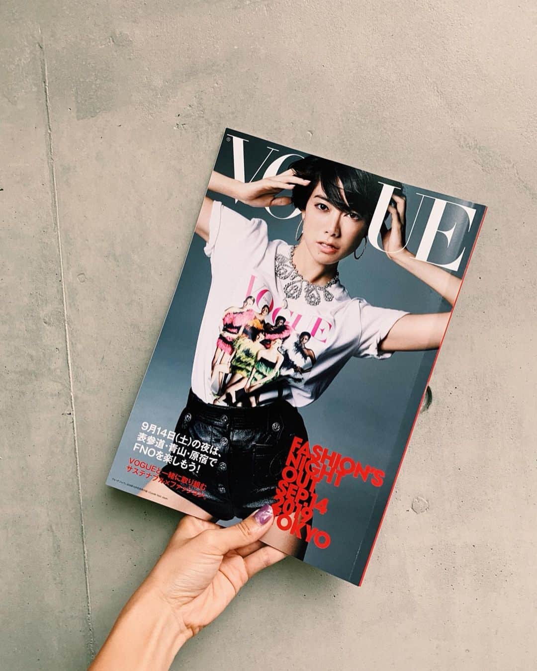 のインスタグラム：「毎年恒例のファッションの祭典VOGUE FASHION'S NIGHT OUT。今年のテーマは、Fashion × Sustainability（ファッション × サステナビリティ）🌿🌿 さまざまな企画が行われるなか、9月14日(土)19時から、FNO東京のメイン会場である、表参道ヒルズB3F スペース オーにて行われるVOGUE JAPAN編集長の渡辺三津子さんと、女優の柴咲コウさんの対談にて、モデレーターを務めることになりました。 柴咲さんは、昨年「サステナブルで優しい服」をコンセプトにしたご自身のブランドMES VACANCESをスタート。また今年から環境省の大使として活動されています。 『VOGUE JAPAN』創刊20周年の記念すべき今年のFNOのテーマをサステナビリティと掲げた経緯や、柴咲さんの取り組みについて、たくさんお話を聞きたいと思います。 あああ〜〜、緊張する。たのしみです  _____________________________________________ << About >>> 2009年にアメリカ版『VOGUE』編集⻑アナ・ウィンターの呼びかけで始まったFNOは、「ファッション業界の活性化」を目的に、世界各国の『VOGUE』がそれぞれの国や都市で主催する世界最大級のファッションとショッピングのイベント。日本でも街ぐるみのファッションのお祭りとしておなじみの人も多いはず。 今年はさらに、『VOGUE JAPAN』創刊20周年の記念の年！ “ファッションがもたらす歓びと豊かさを伝える”という『VOGUE JAPAN』の原点をさらに力強いものにしていくとともに、「Fashion × Sustainability（ファッション × サステナビリティ）」 をテーマに、より環境に優しいファッション業界を目指した取り組みを行う。今年もそれぞれの都市でスペシャルゲストによるセレモニーや各ショップでのイベント、毎年恒例のチャリティなどを実施予定。街がファッションで盛り上がるスペシャルナイトを今年もお楽しみに！ (FNO公式Webページより)  _____________________________________________ 日程／2019年9月14日（土） 場所／表参道・青山・原宿エリア 主催／コンデナスト・ジャパン 協賛／THE WOOLMARK COMPANY（ザ・ウールマーク・カンパニー）、BMW（ビー・エム・ダブリュー株式会社）、OPERA（イミュ株式会社）※7月29日時点 後援／商店街振興組合原宿表参道欅会 オフィシャルサポーティングファシリティ／表参道ヒルズ、ラフォーレ原宿 オフィシャルサポーティングメディア／J-WAVE 81.3FM _____________________________________________」