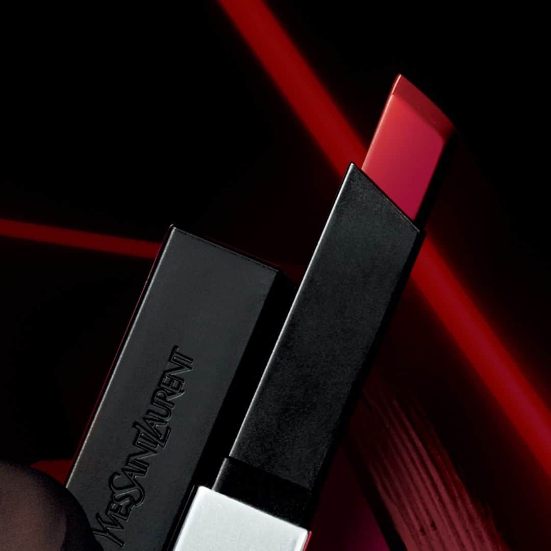 Yves Saint Laurent Beautyさんのインスタグラム写真 - (Yves Saint Laurent BeautyInstagram)「Cross the line with ROUGE LIBRE, the berry red to suits all skin tones. ROUGE PUR COUTURE THE SLIM SHEER MATTE in N°101 ROUGE LIBRE #yslbeauty #dressedinrouge #walktheline」8月31日 18時59分 - yslbeauty