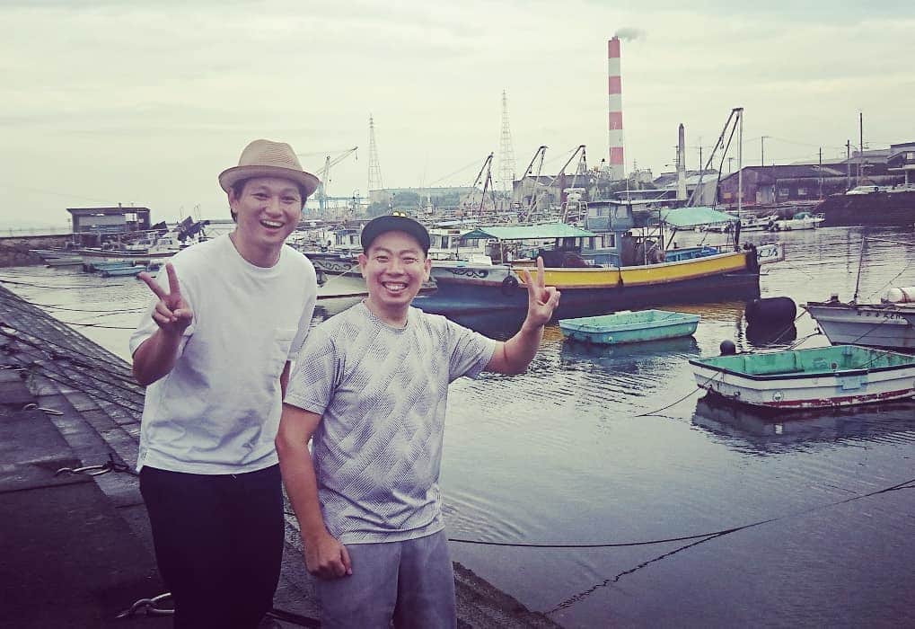 松本康太さんのインスタグラム写真 - (松本康太Instagram)「『海鮮丼』愛媛県の西条市に仕事で来たので、「マルトモ水産」と言うお店♪約１時間待ちして食べた海鮮丼は甘めの醤油をかけてパックンちょ♪格別に美味しかったのです(^-^)♪ #愛媛県 #西条市 #海鮮丼 #マルトモ水産 #西条市総合文化会館 #営業 #レギュラー松本 #あるある探検隊 #漁港 #港 #港めし」8月31日 18時52分 - aruarutankentai.matsumoto