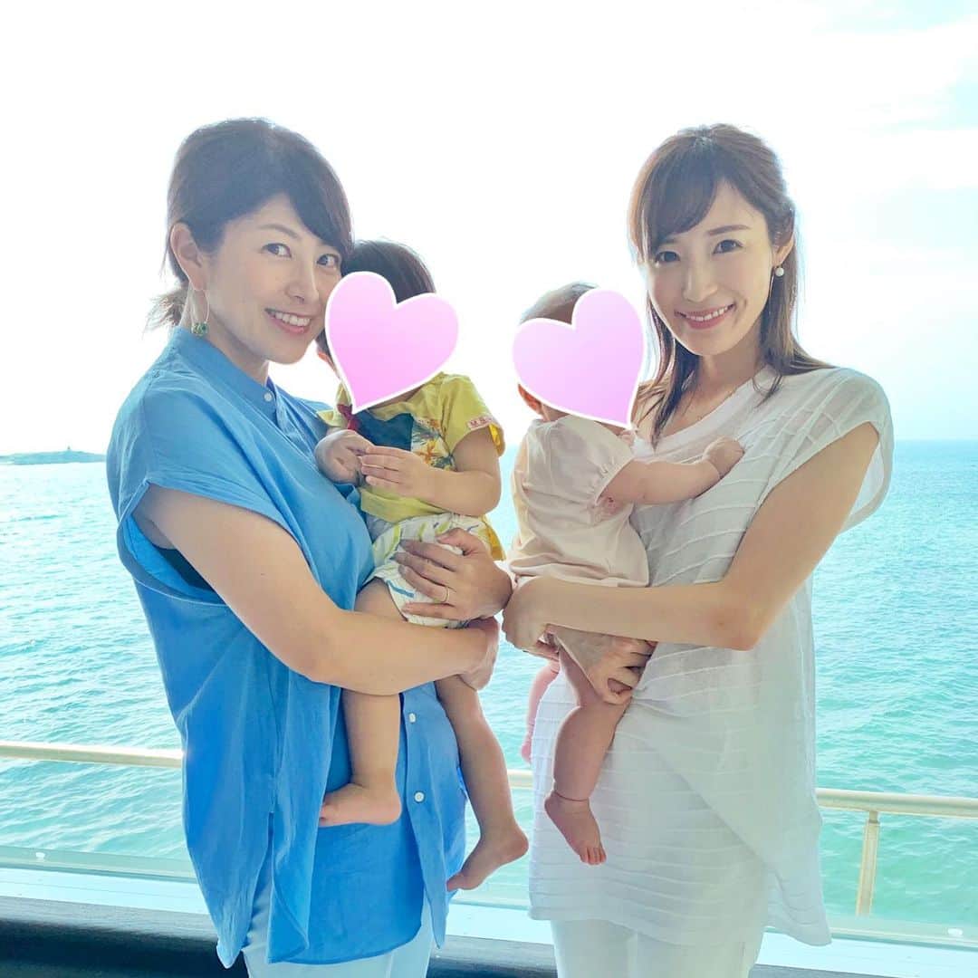 小林真由のインスタグラム：「⋆﻿ ⋆﻿ 麻季さんファミリーと佐島へ♡﻿ 楽しかった夏の思い出🌞🍉﻿ @maki.mori_m ﻿ ﻿ 👱🏻‍♂️といると自然に行くことが多くて、﻿ 娘のおかげで自然をもっと好きになれた🏔🌿﻿ この夏はあんまり街に出かけなかったなぁ。﻿ ﻿ あっという間に8月が終わっちゃう🌽﻿ ﻿ #夏 #夏休み #佐島 #海 #子連れ #旅行 #国内旅行 #子連れ旅行 #ママライフ #生後9ヶ月 #女の子 #ベビー #travel」